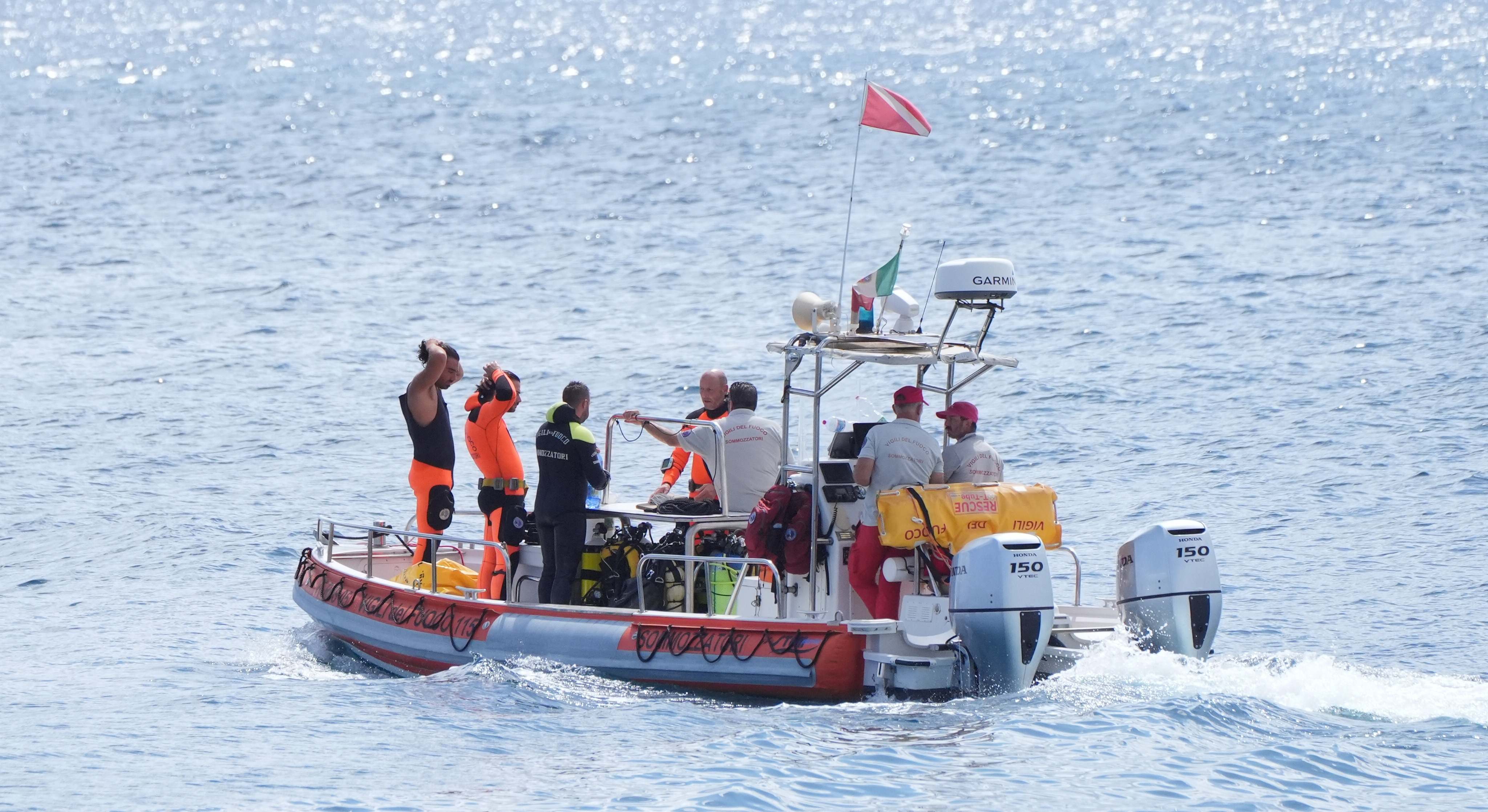 Equipos de rescate del yate.