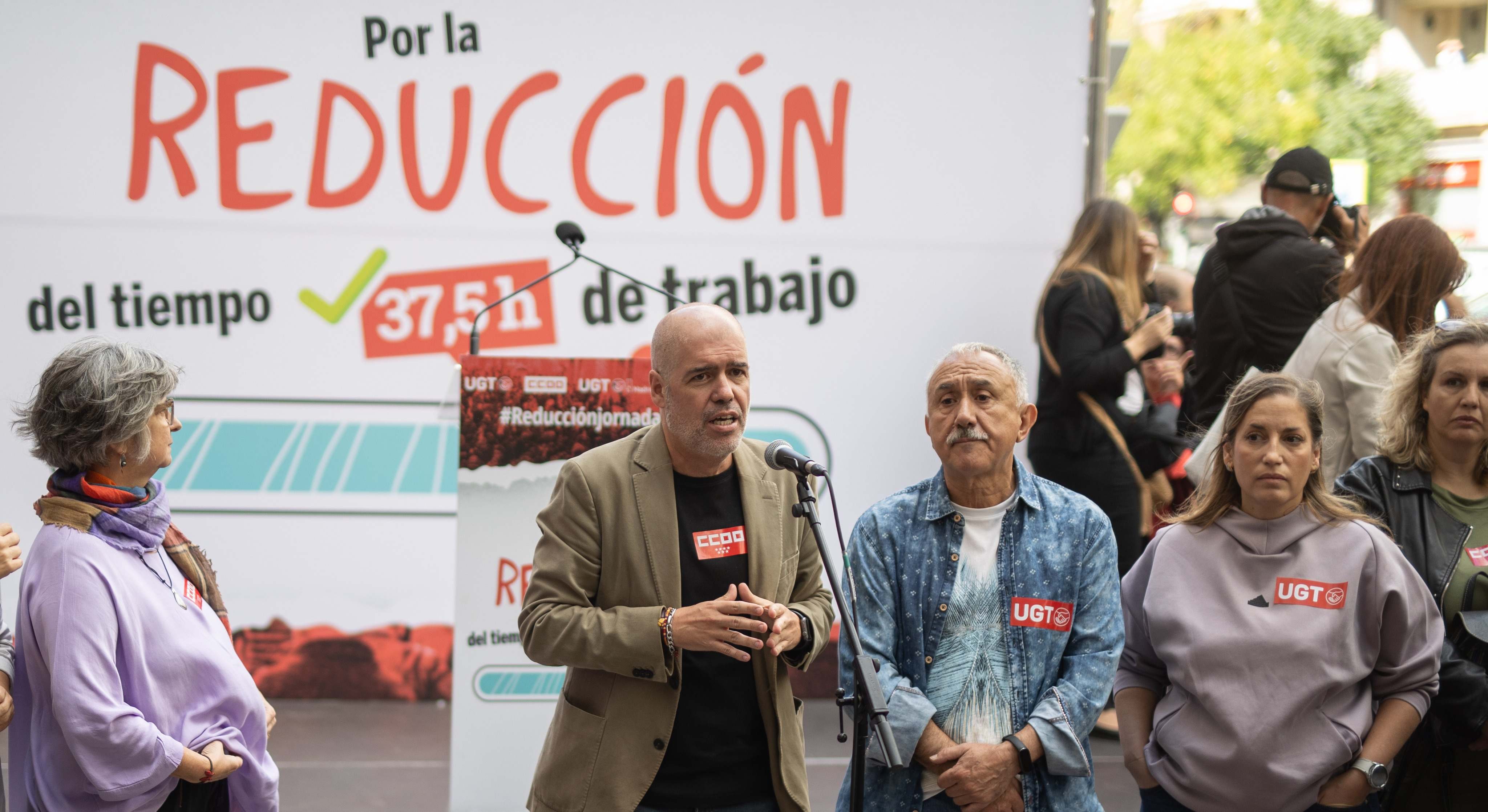 Los representante sindicales frente a la sede de CEOE
