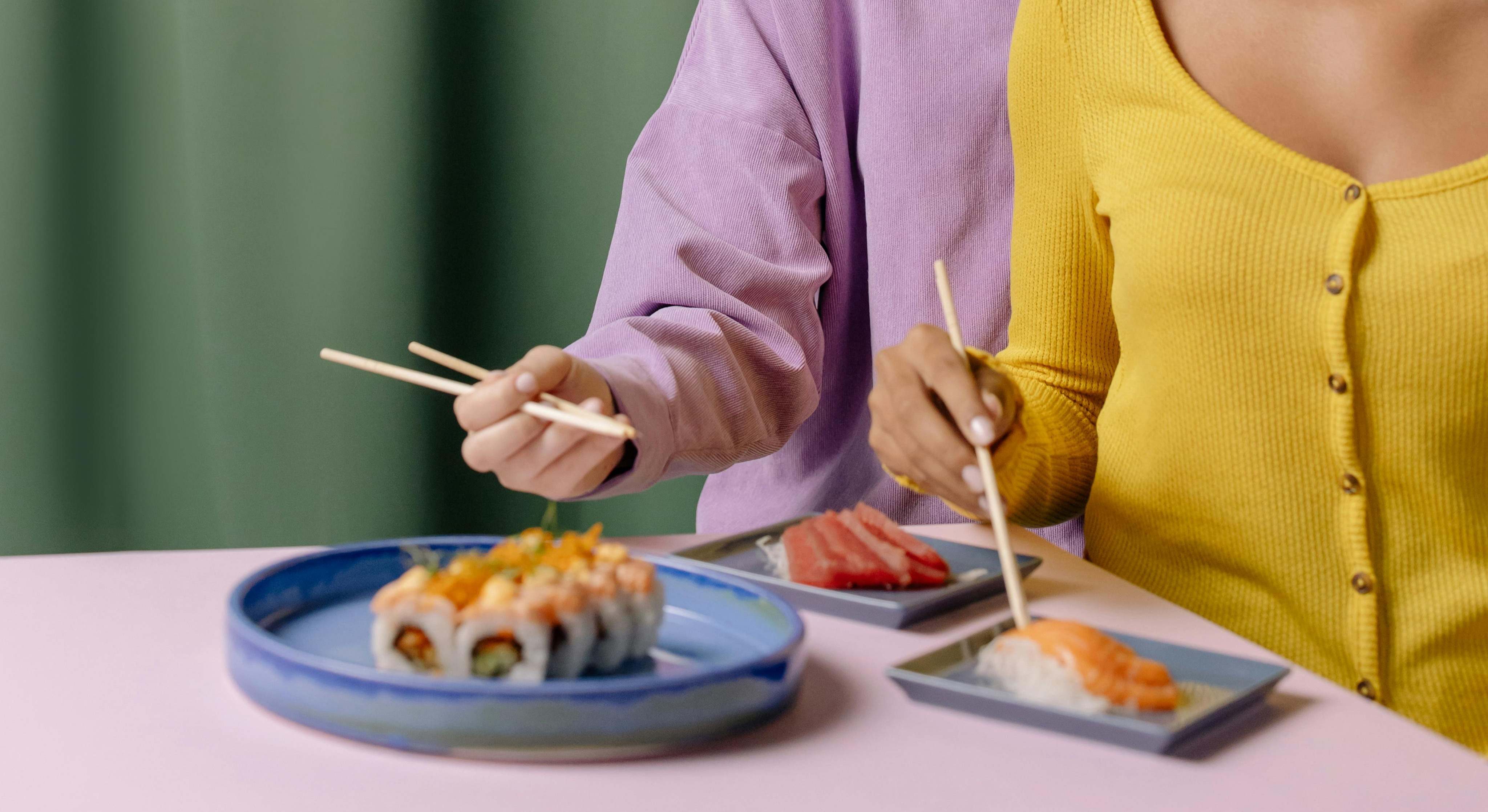 Dos personas comiendo sushi