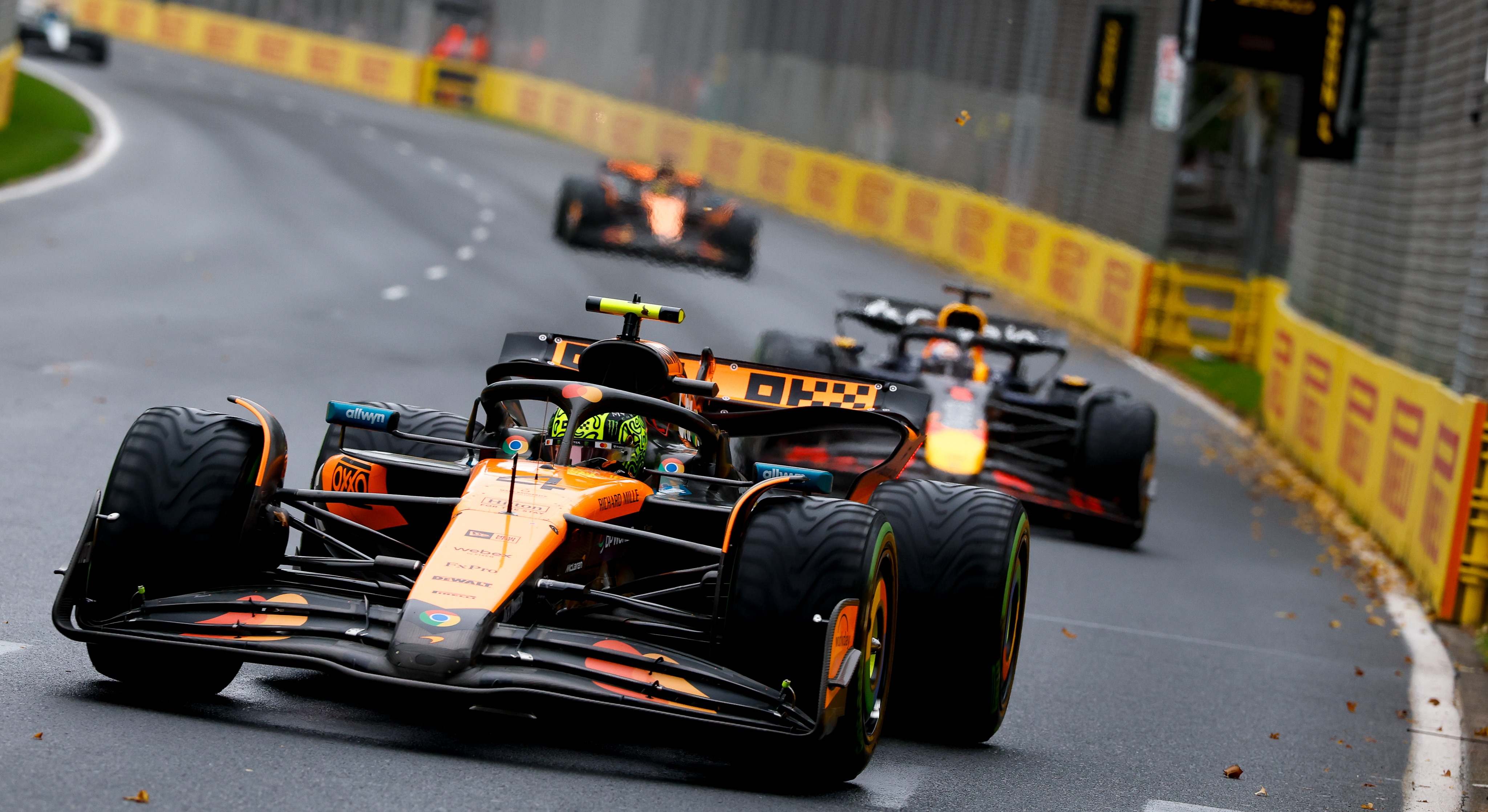 Lando Norris y Max Verstappen en el GP de Australia 2025