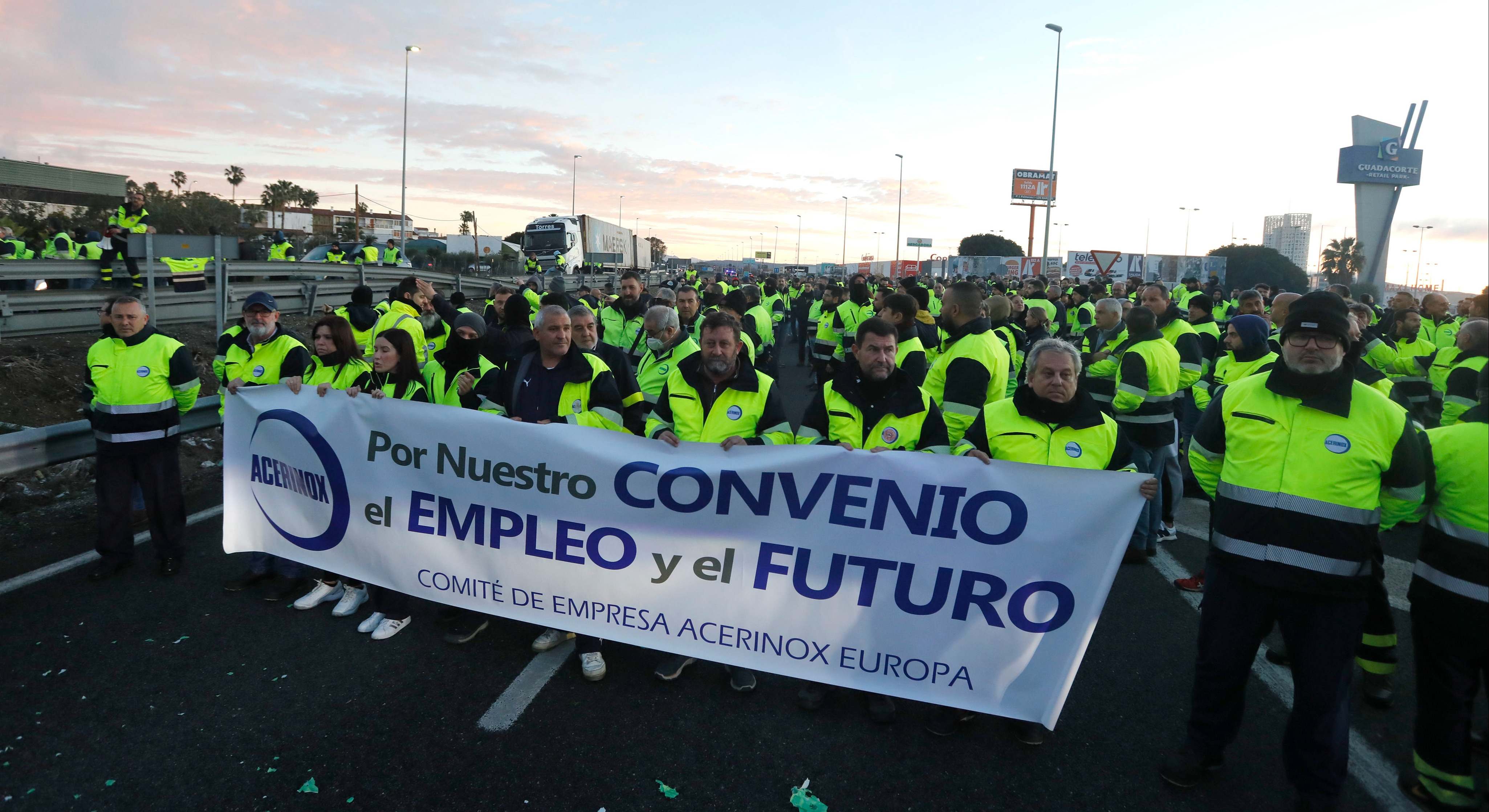 Los trabajadores en huelga de Acerinox. EFE