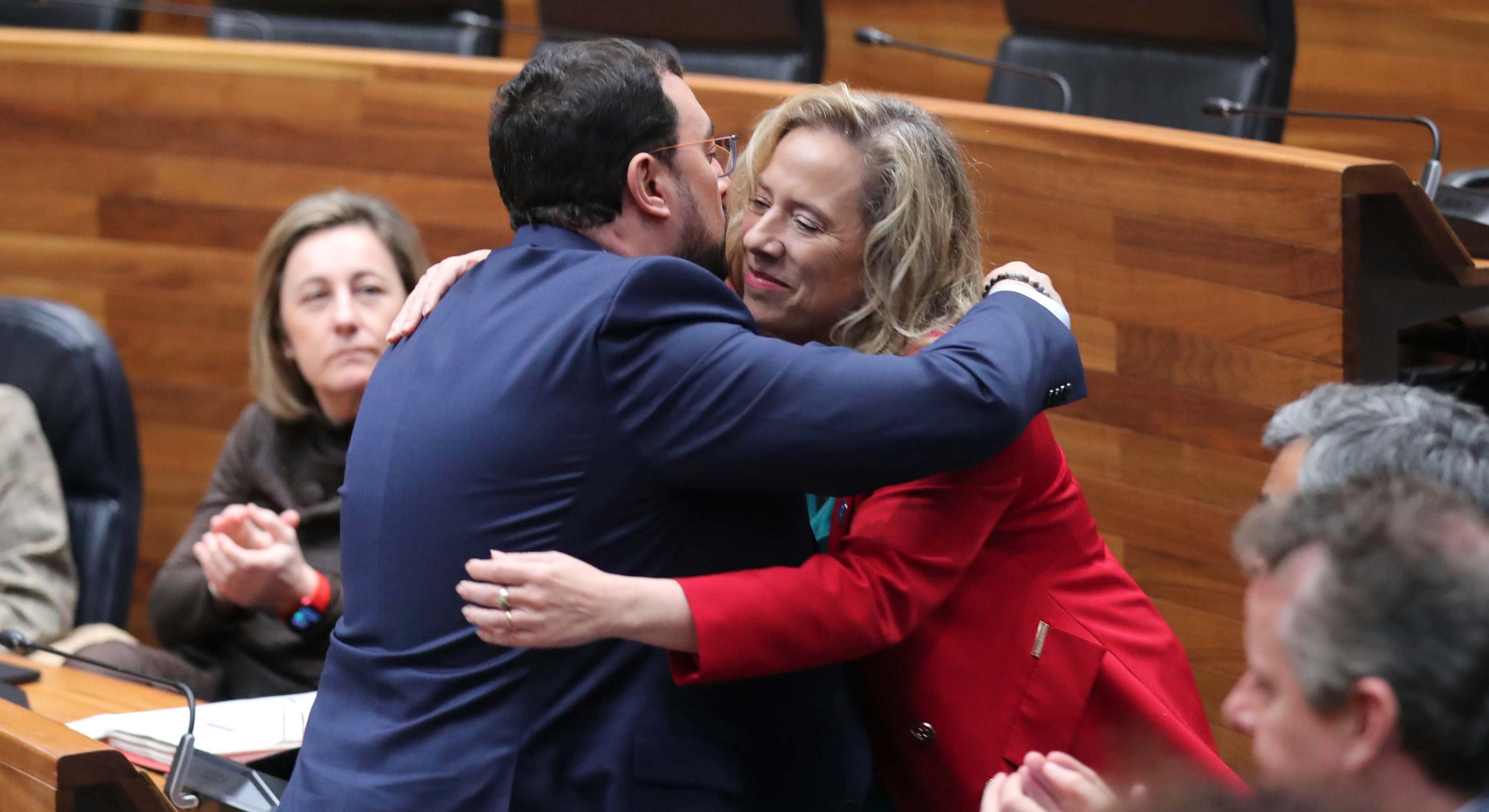 Adrián Barbón y Belarmina Díaz abrazándose.