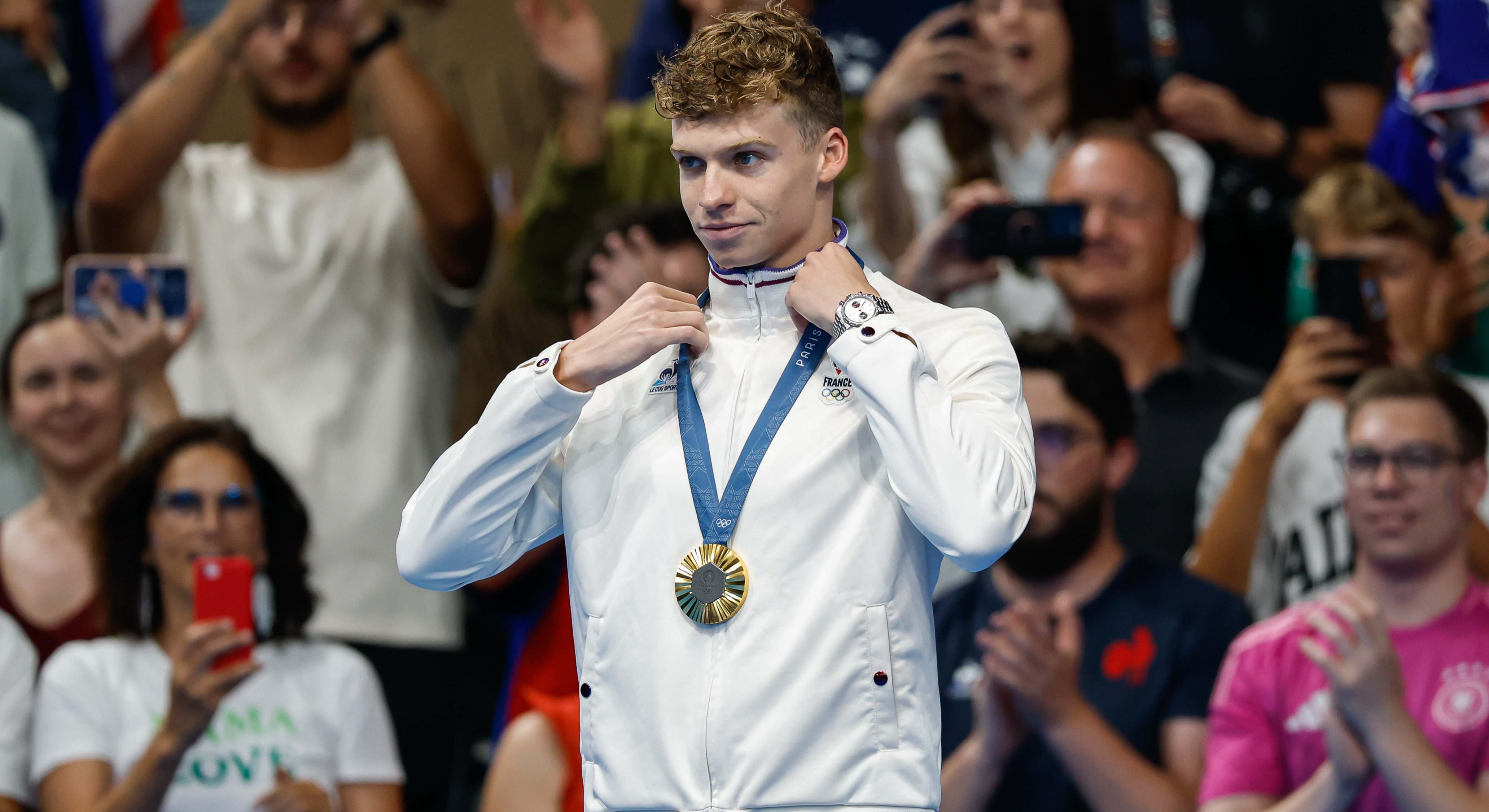 El medallista de oro Léon Marchand, con un reloj de Omega en el podio. / Foto: EP
