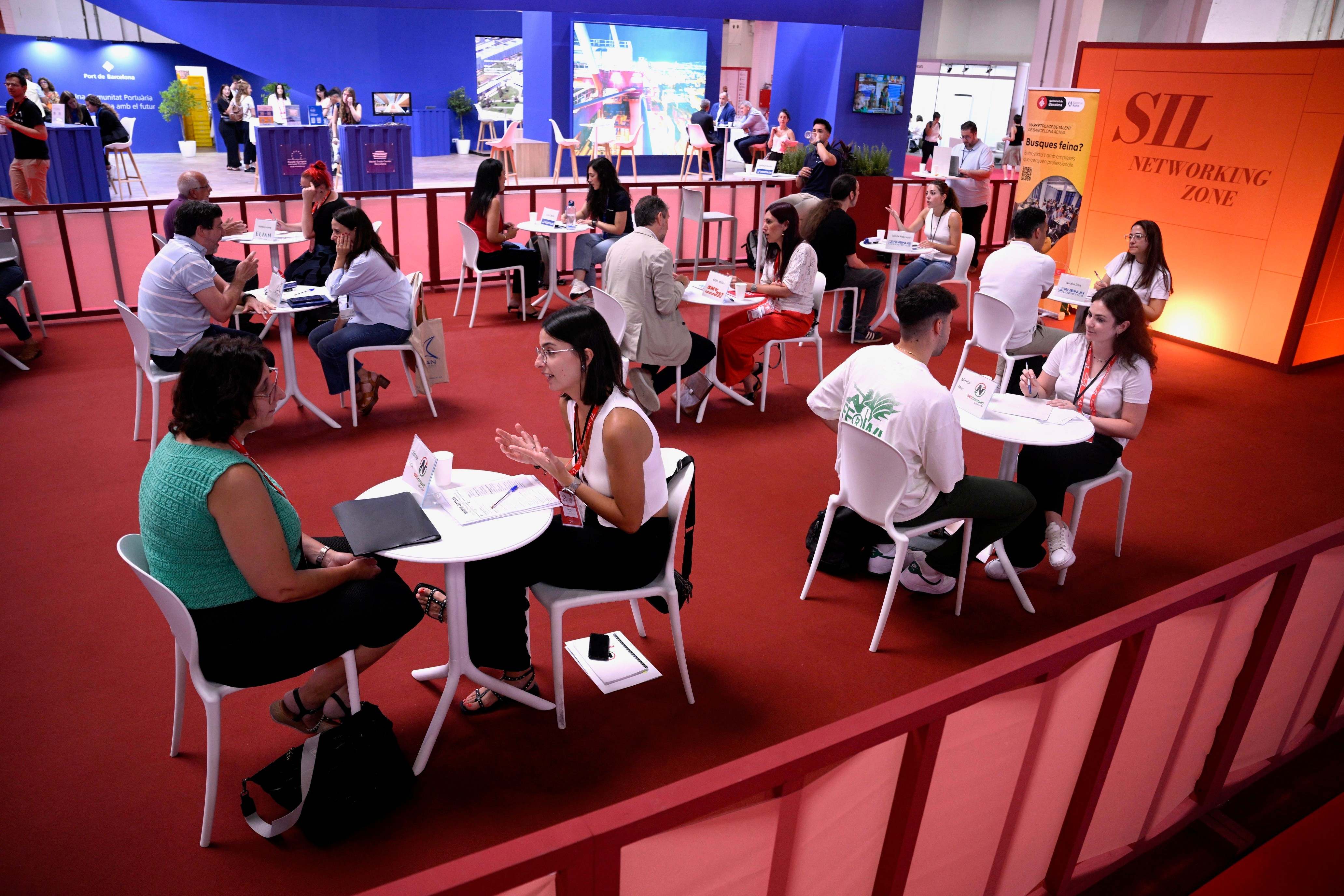 Imagen de varias reuniones en el marco del SIL. EE