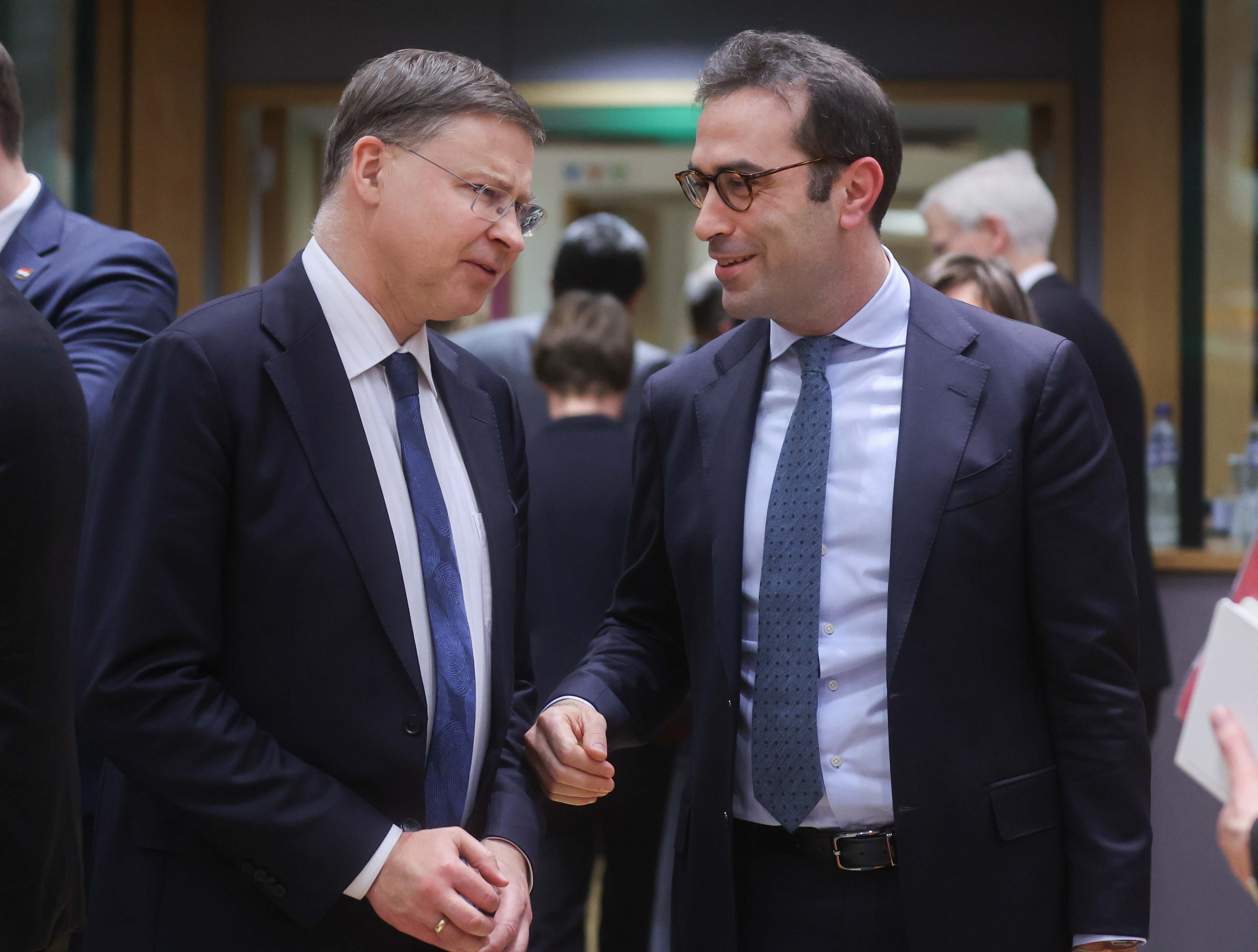 El comisario de Economía, Valdis Dombrovskis y el ministro de Economía, Carlos Cuerpo