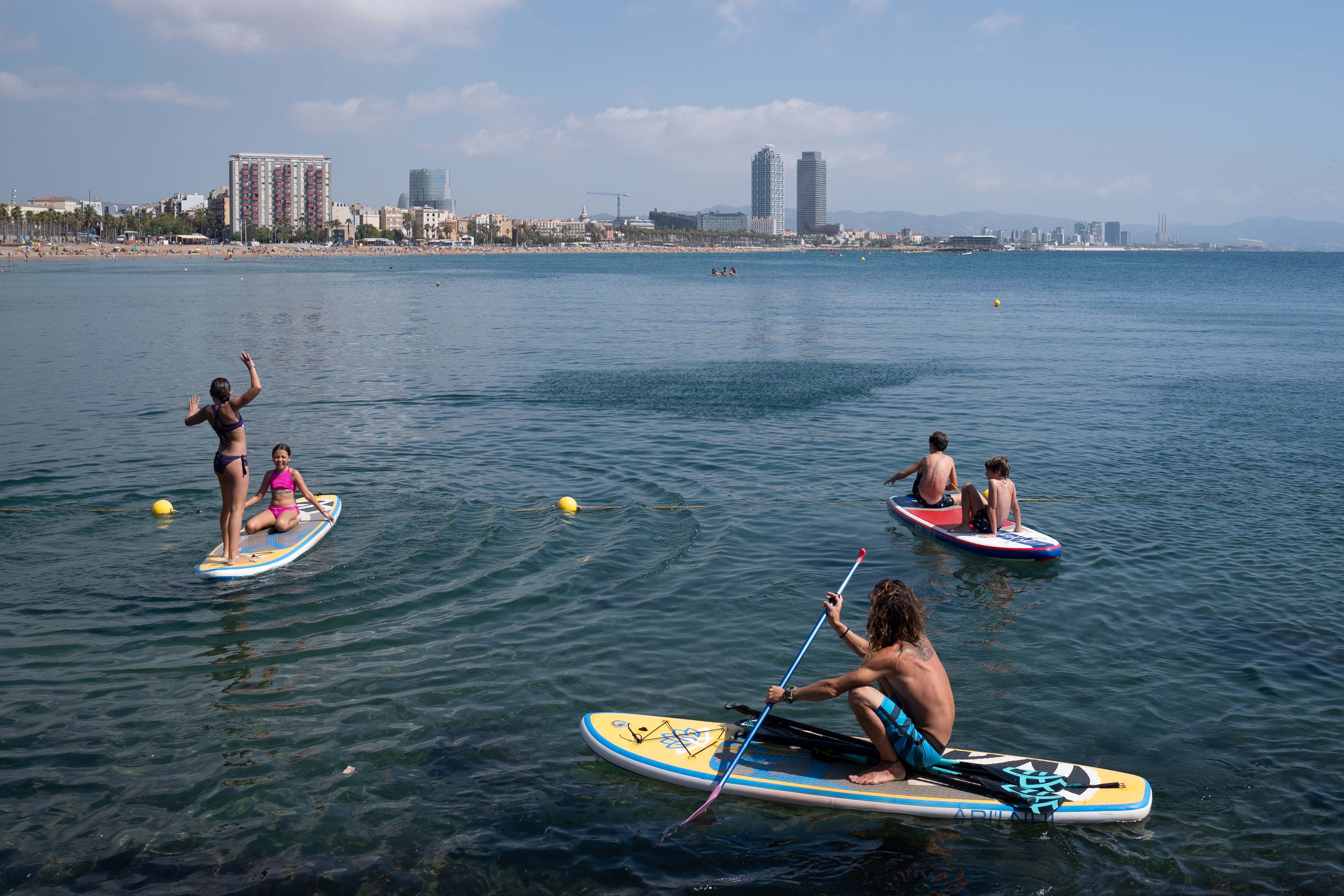 Varias personas hacen actividades acuáticas en el mar en Barcelona. EP