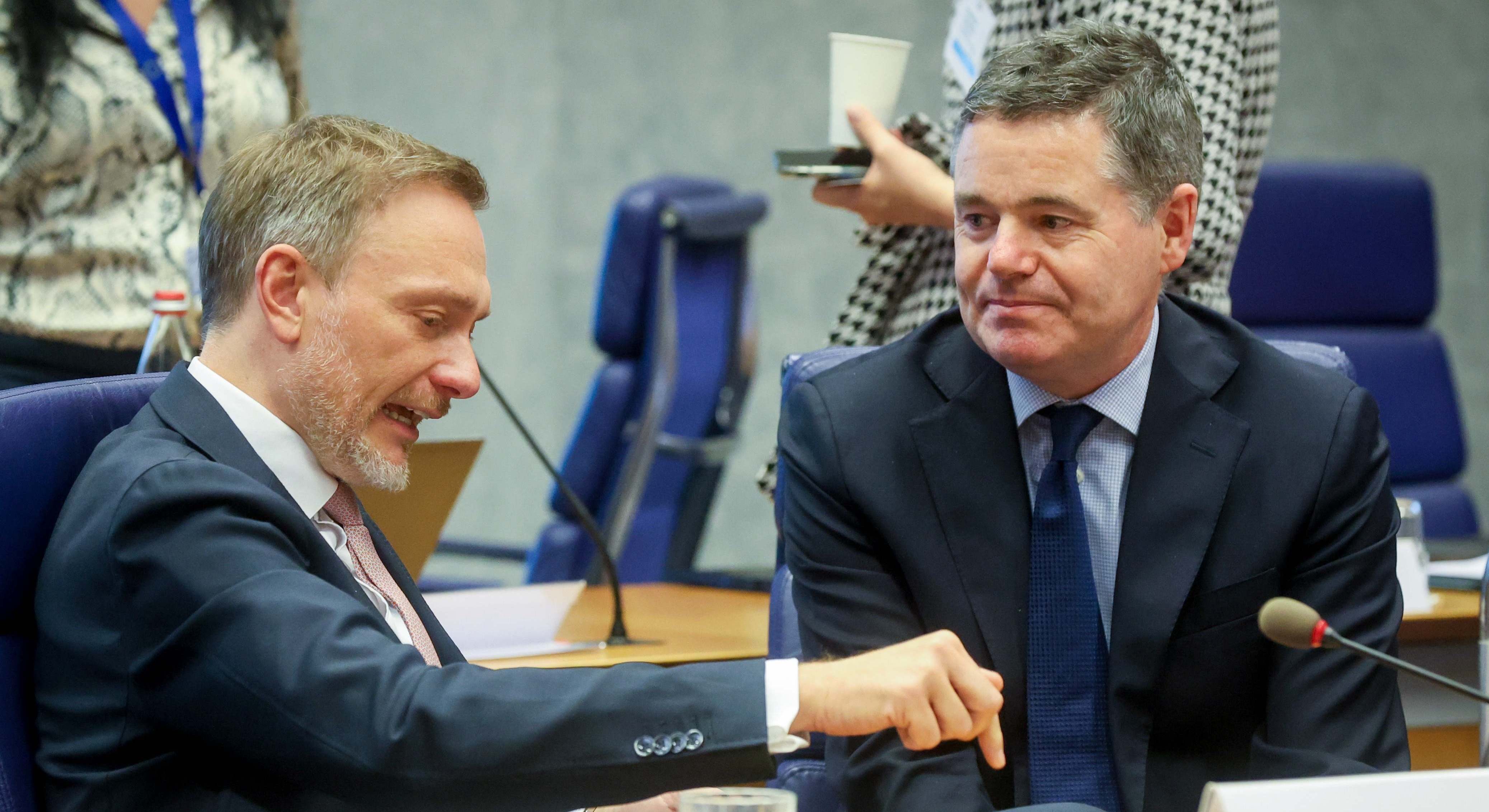 El ministro de Finanzas alemán, Christian Lindner y el presidente del Eurogrupo, Paschal Donohoe.