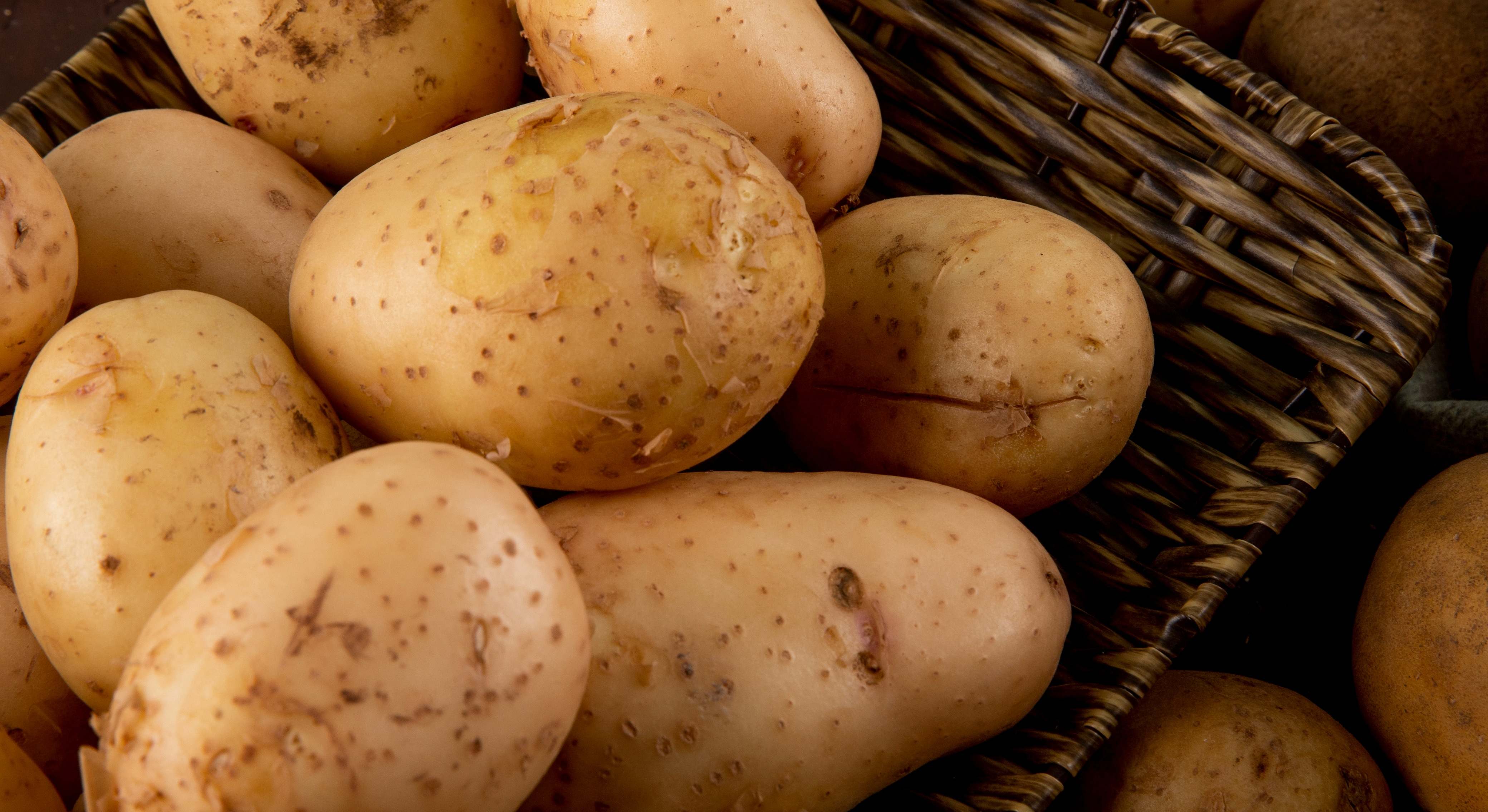 Patatas en una cesta de mimbre