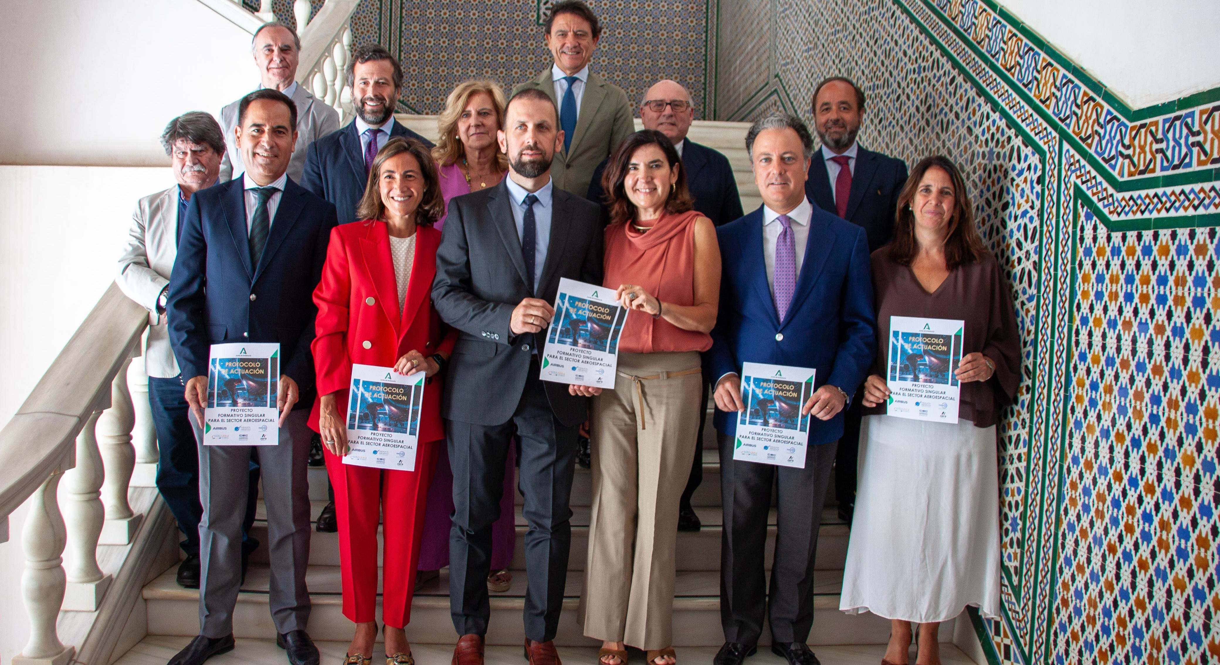La consejera de Empleo, Rocío Blanco, con representantes de la industria aeroespacial andaluza.