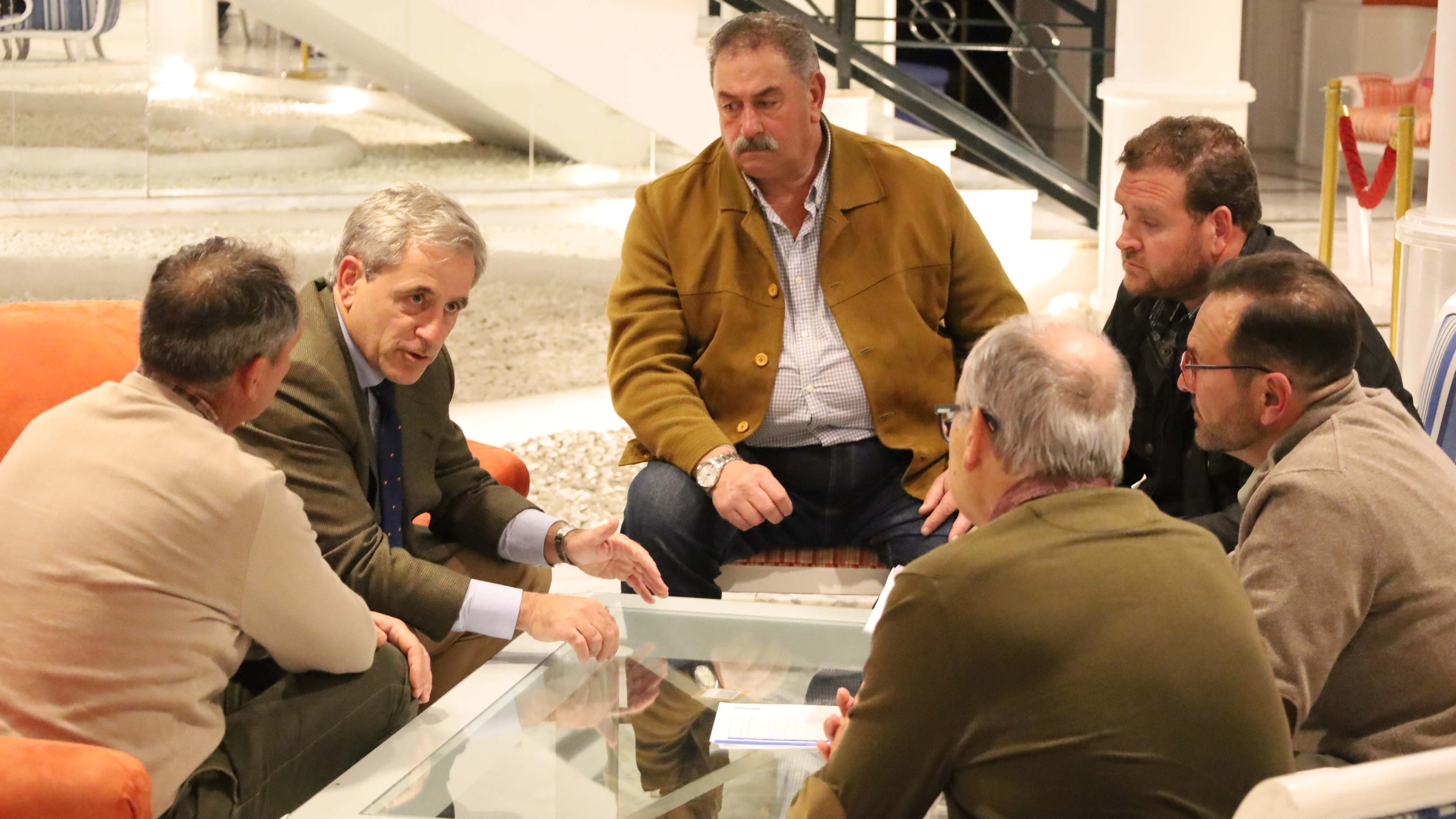 El consejero de Gestión Forestal y Mundo Rural de la Junta, Ignacio Higuero, con los representates de la Comunidad de Regantes de Tierra de Barros