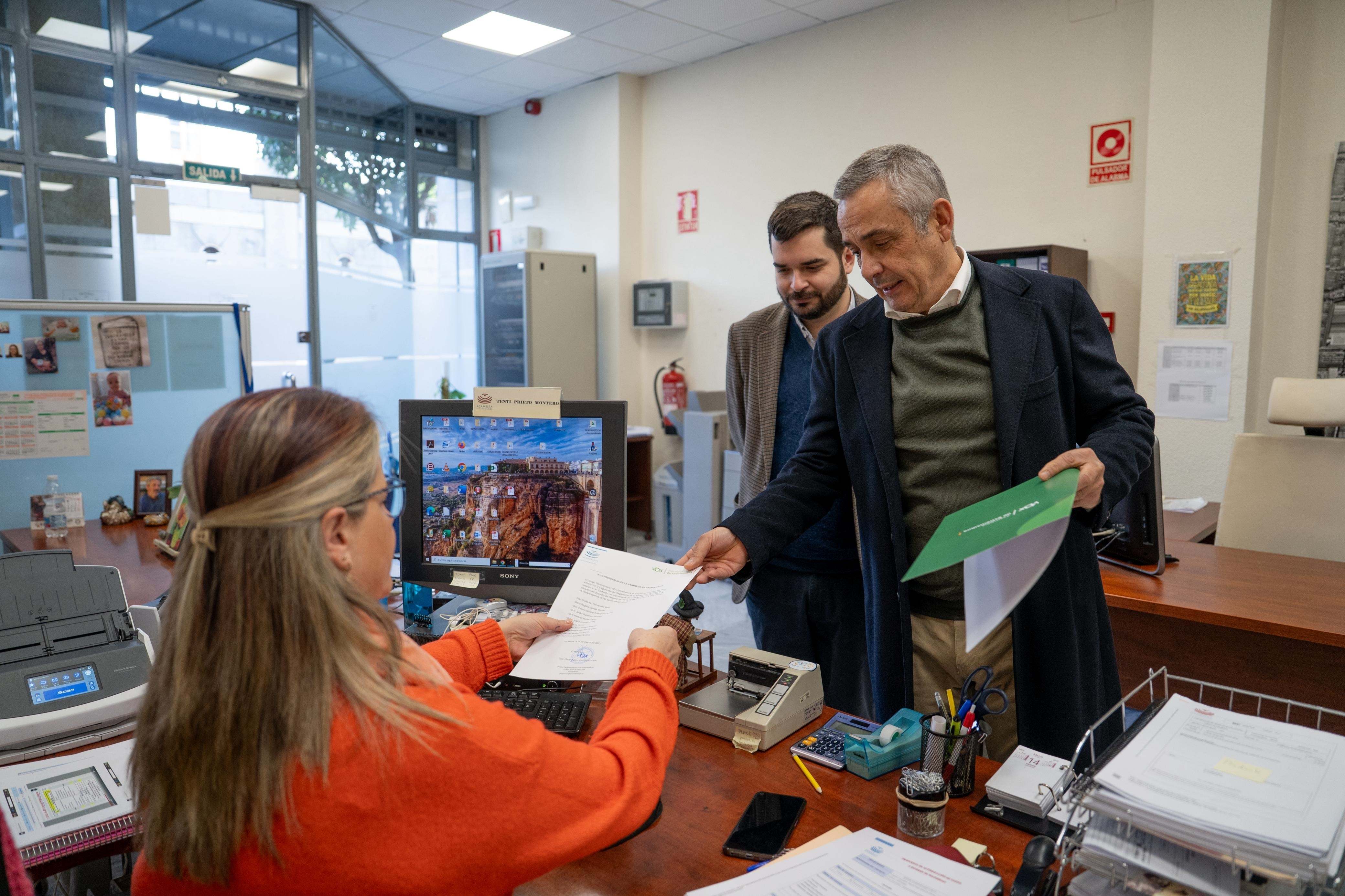 Vox registrando en la Asamblea de Extremadura