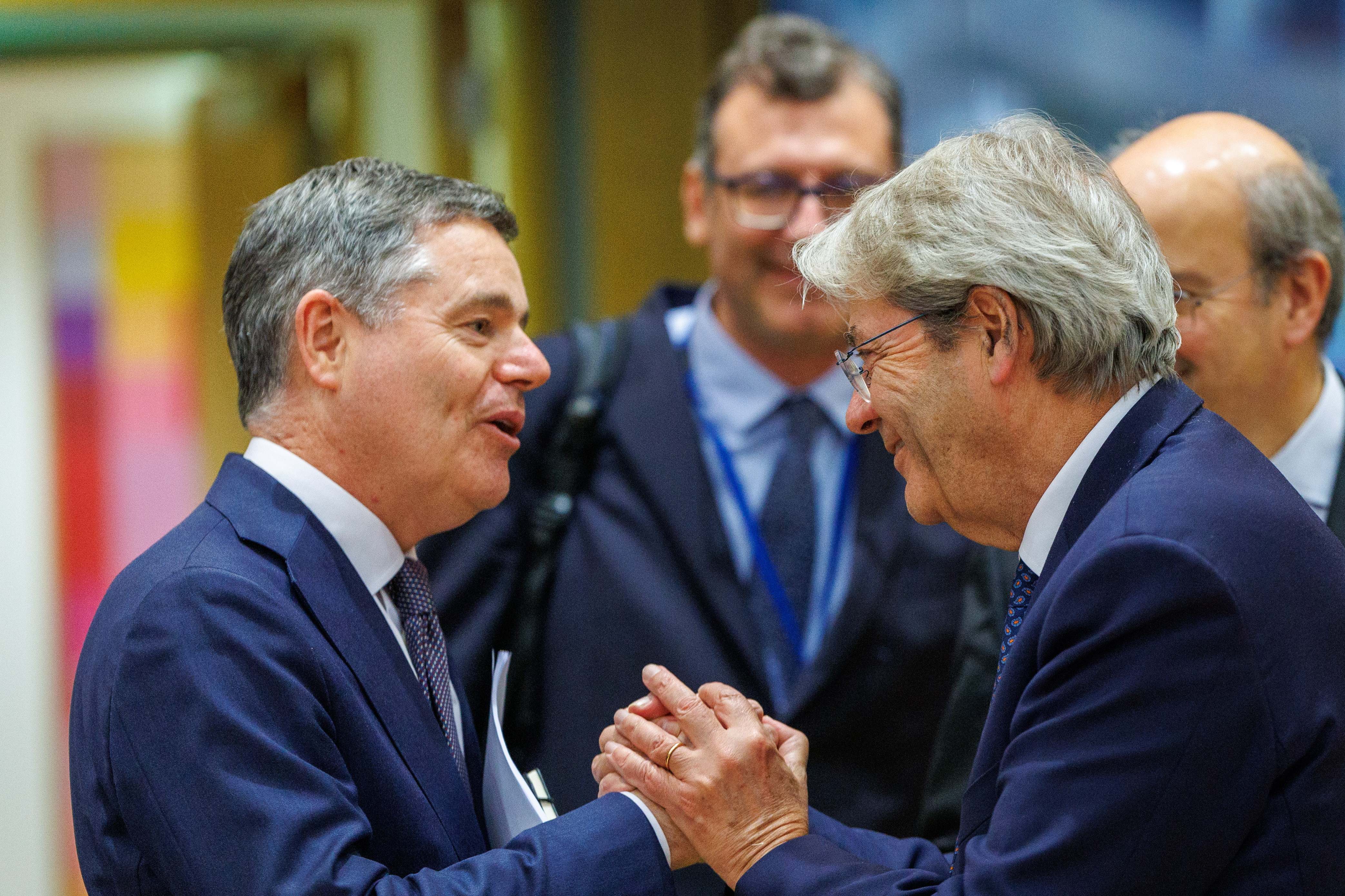 El presidente del Eurogrupo, Paschal Donohoe y el comisario de Economía, Paolo Gentiloni.