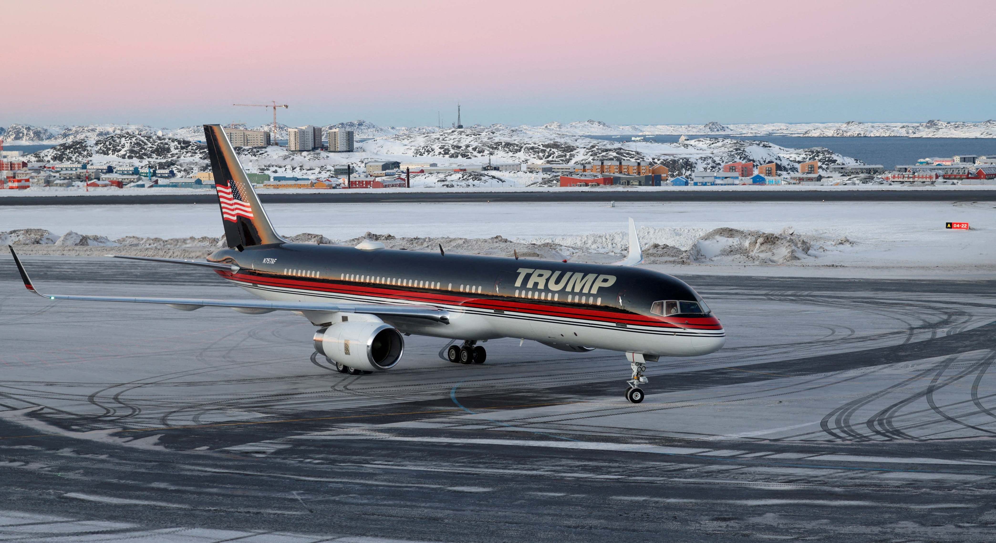 El avión privado de Donald Trump en el aeropuerto de Nuuk, capital de Groenlandia. Reuters.