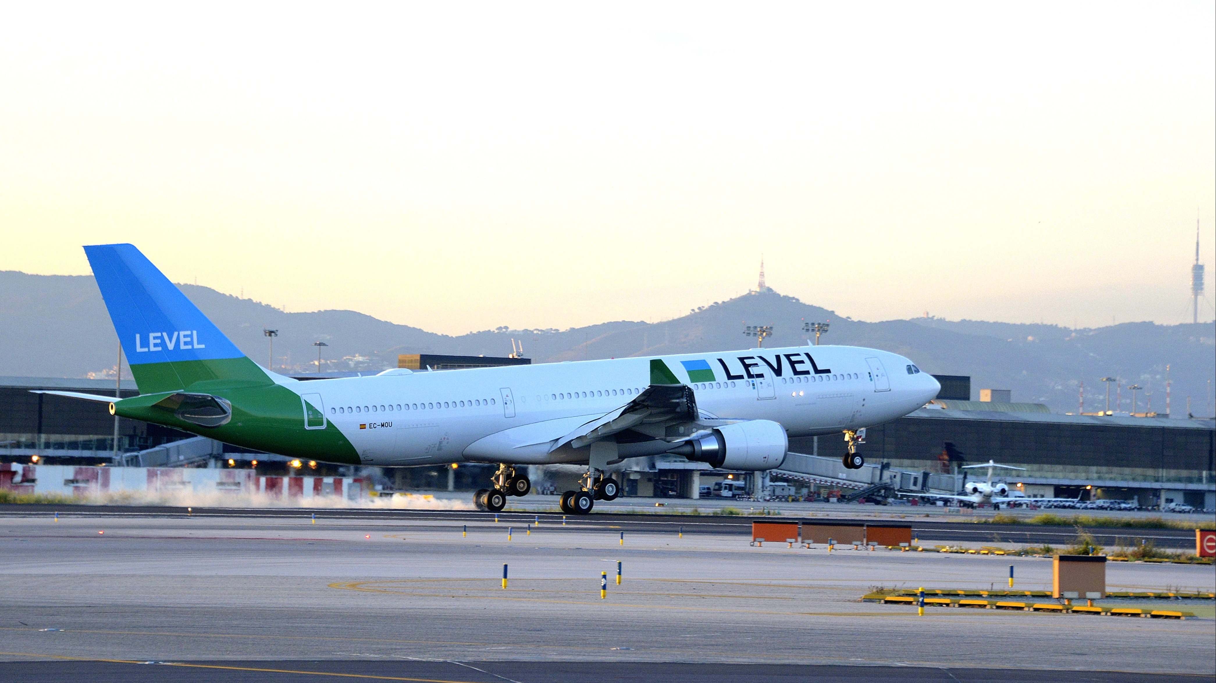 Un avión de Level en el aeropuerto de Barcelona-El Prat. EE