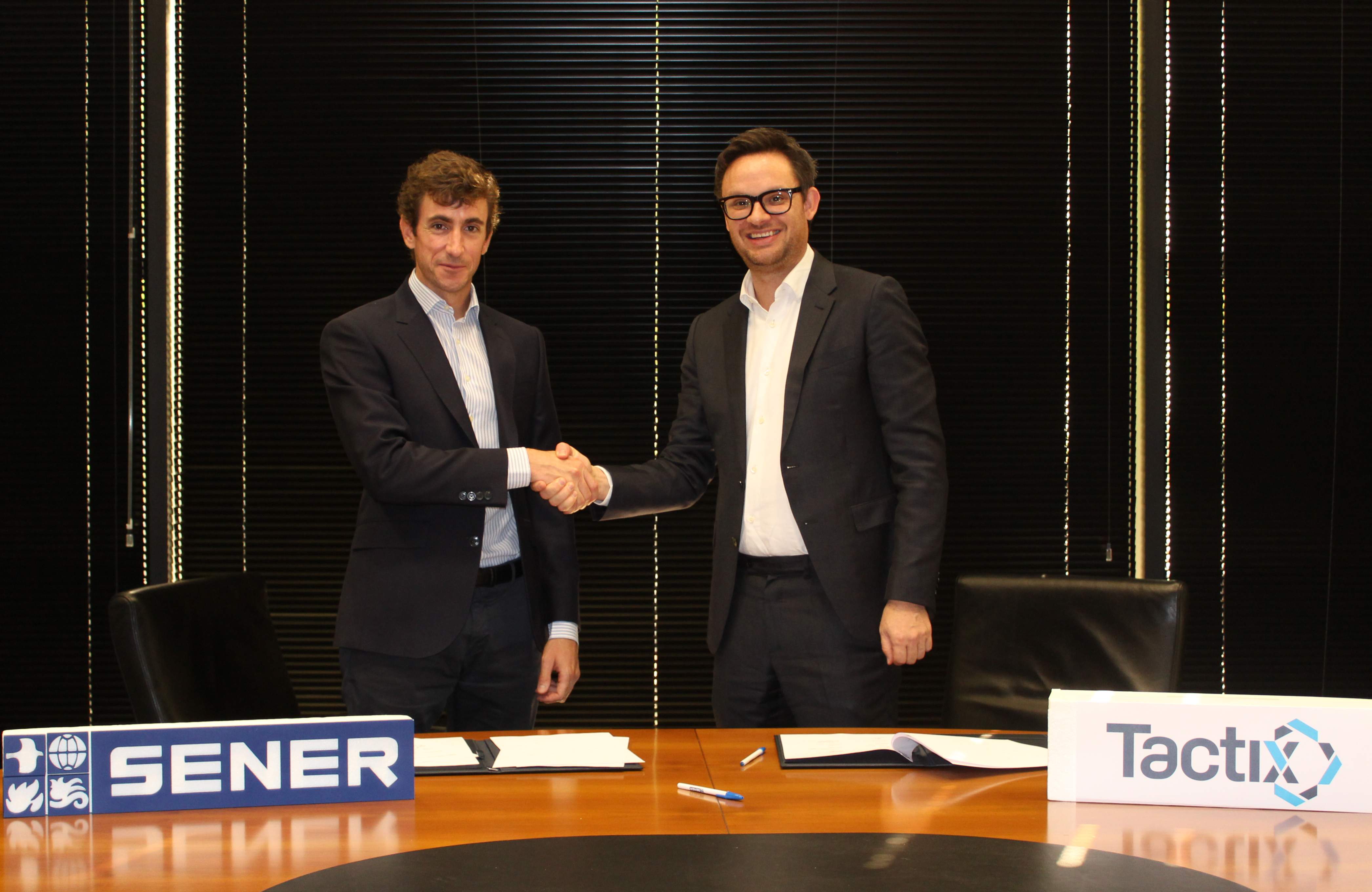 Firma-entre-Jorge-Sendagorta-CEO-de-SENER-y-Ben-Neary-CEO-de-Tactix_2.jpg