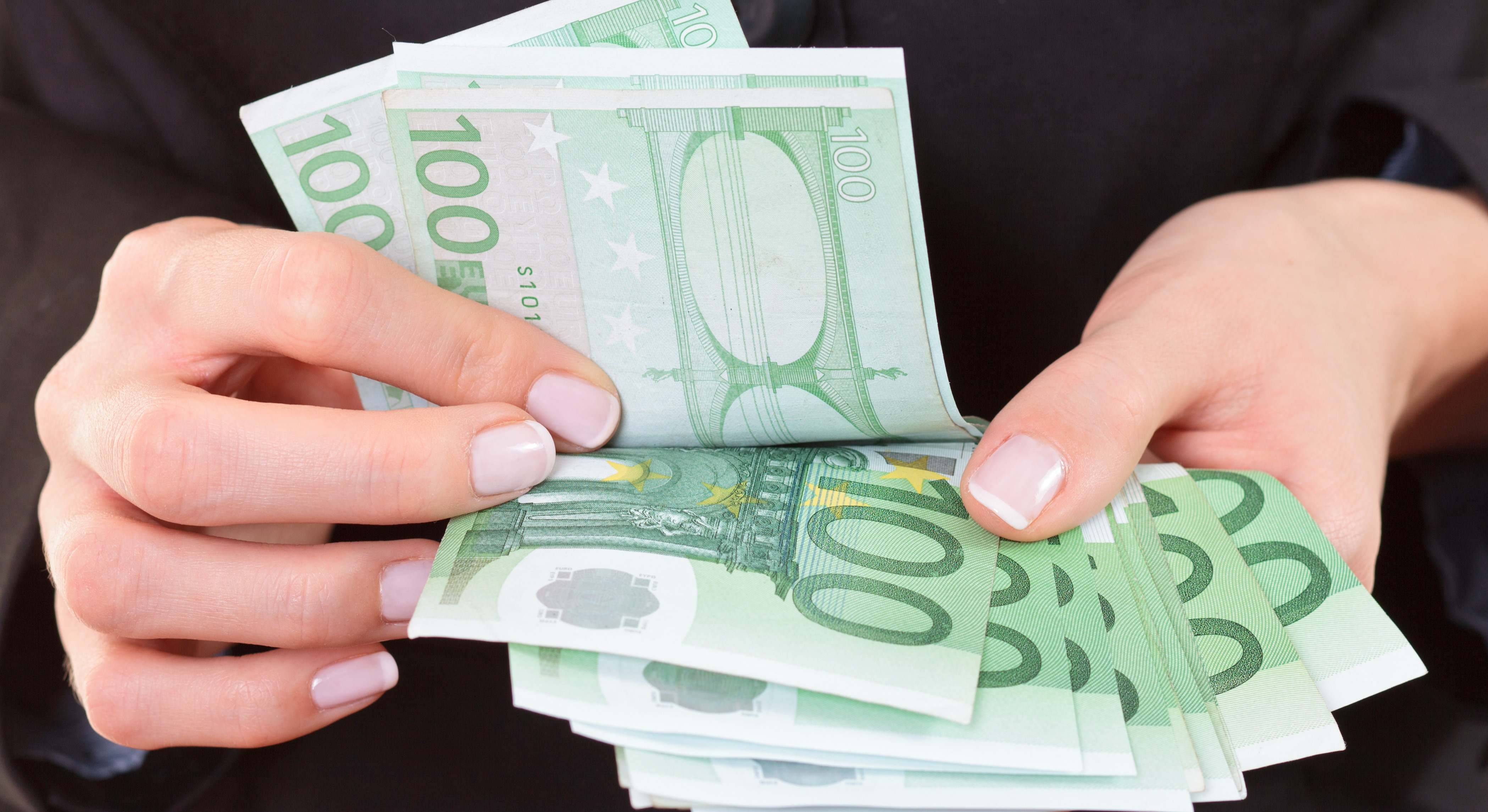 Una mujer cuenta billetes