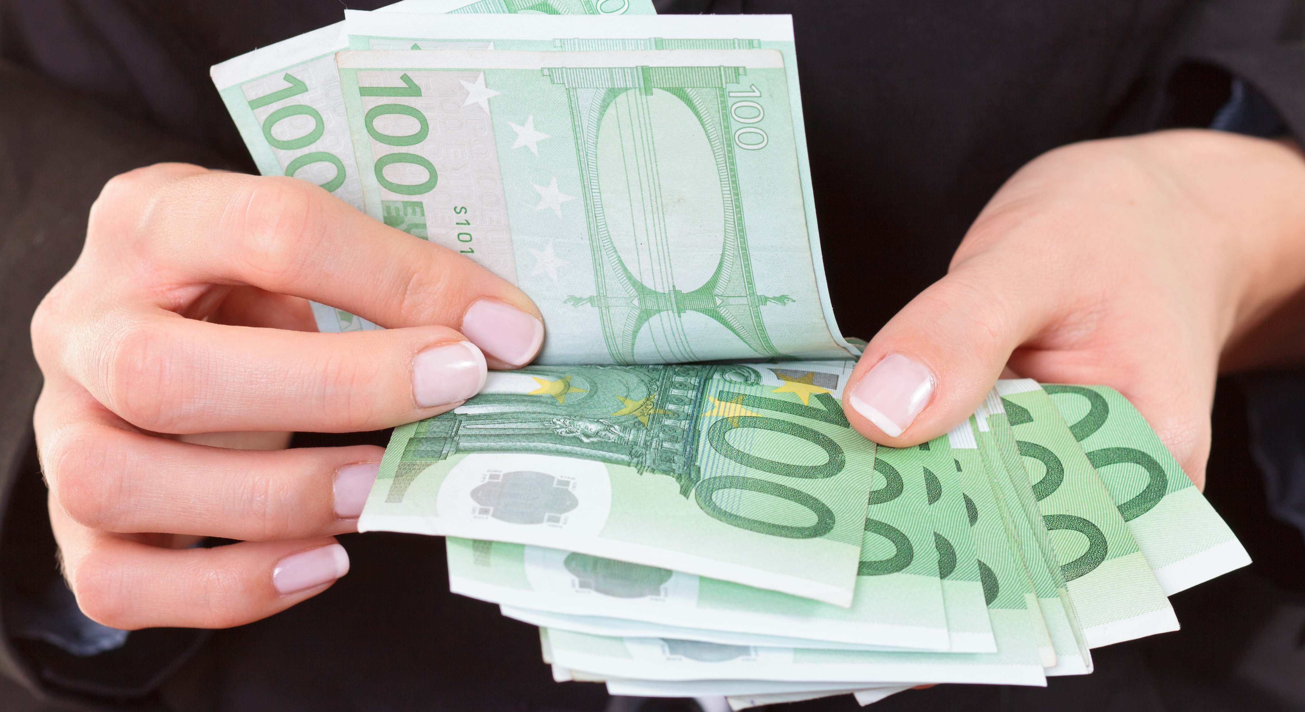 Una persona con varios billetes