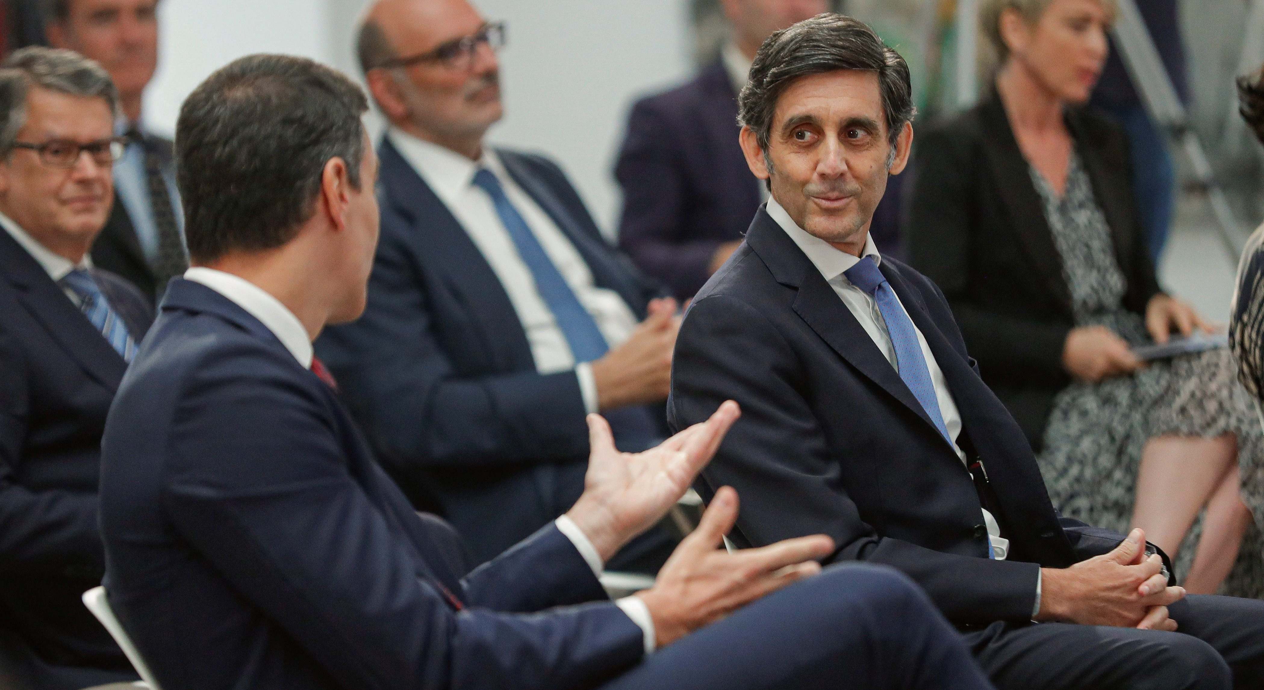 El presidente Pedro Sánchez conversa con el CEO de Telefónica, José María Álvarez-Pallete. EFE