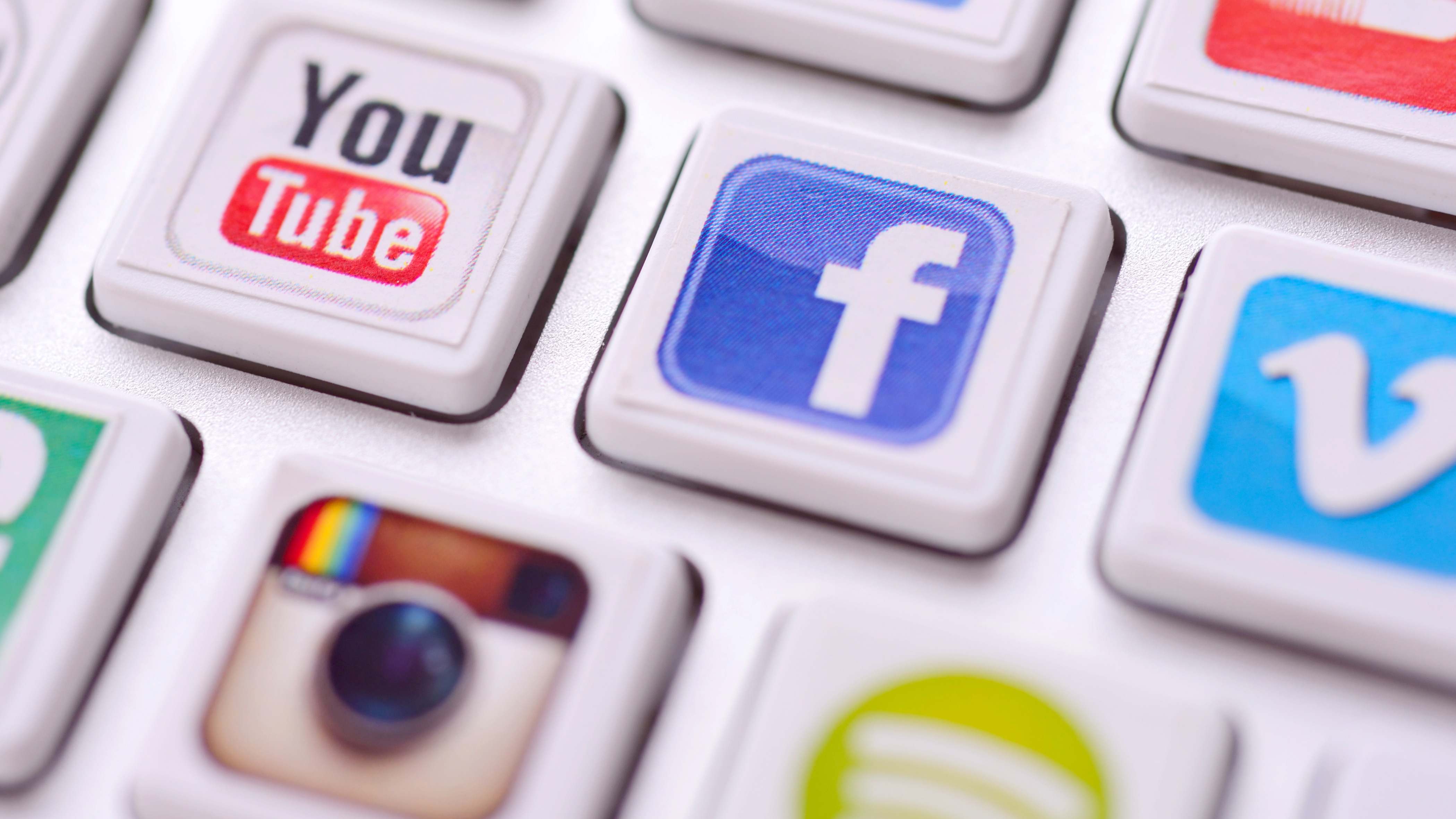 Varias teclas de ordenador con el logo de distintas redes sociales
