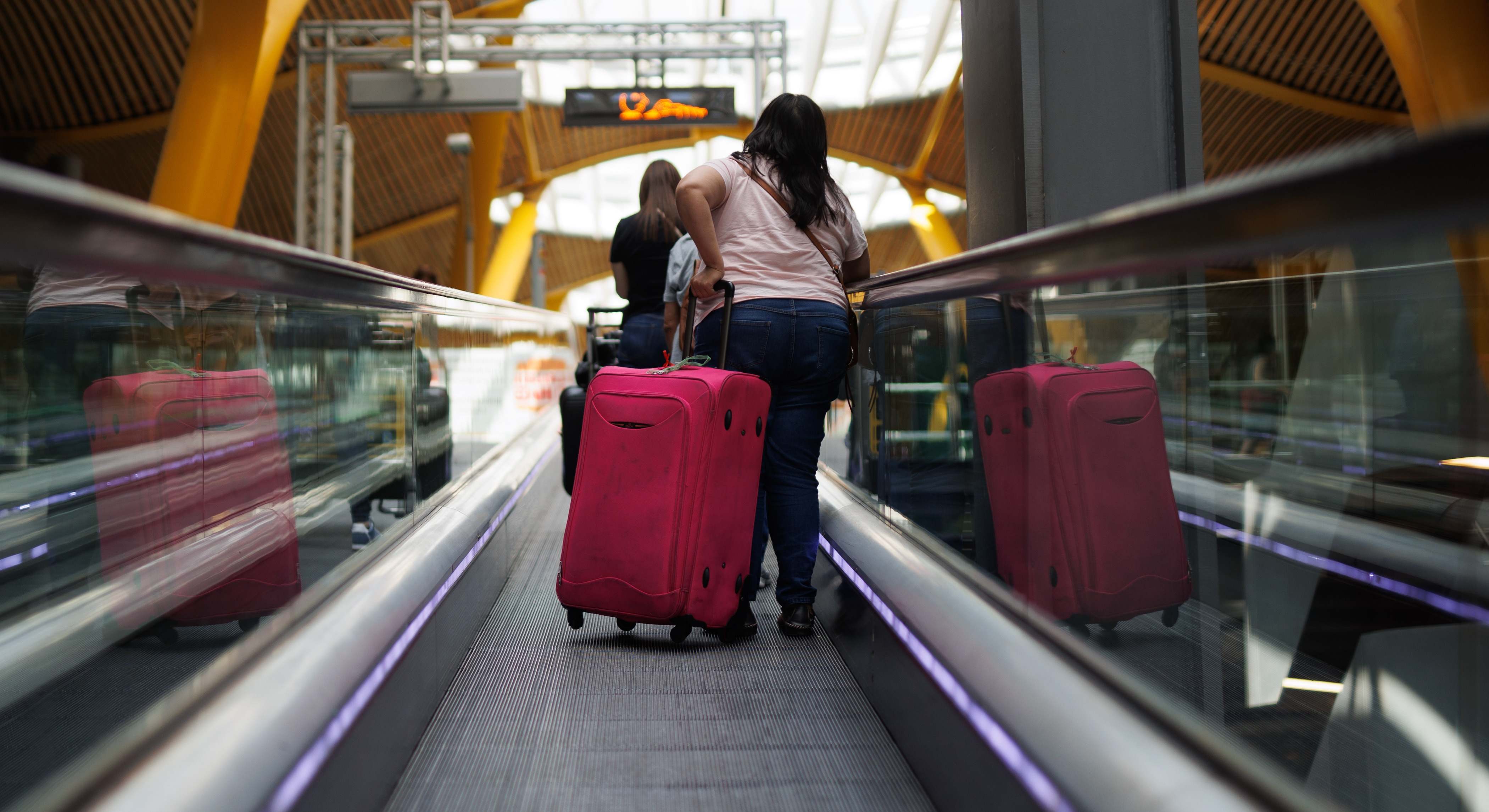 Una mujer arrastra su maleta por el aeropuerto Madrid-Barajas-Adolfo Suárez
