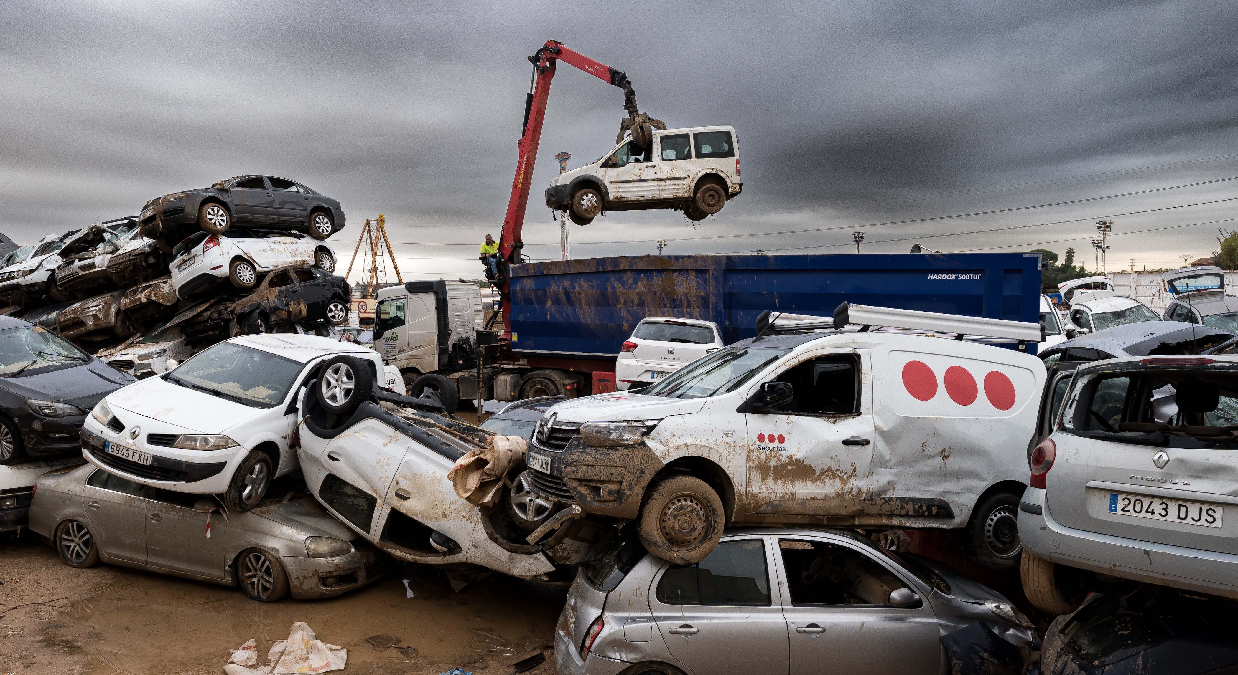 Una grúa recoge los coches dañados por la DANA, a 4 de noviembre de 2024, en Paiporta, Valencia