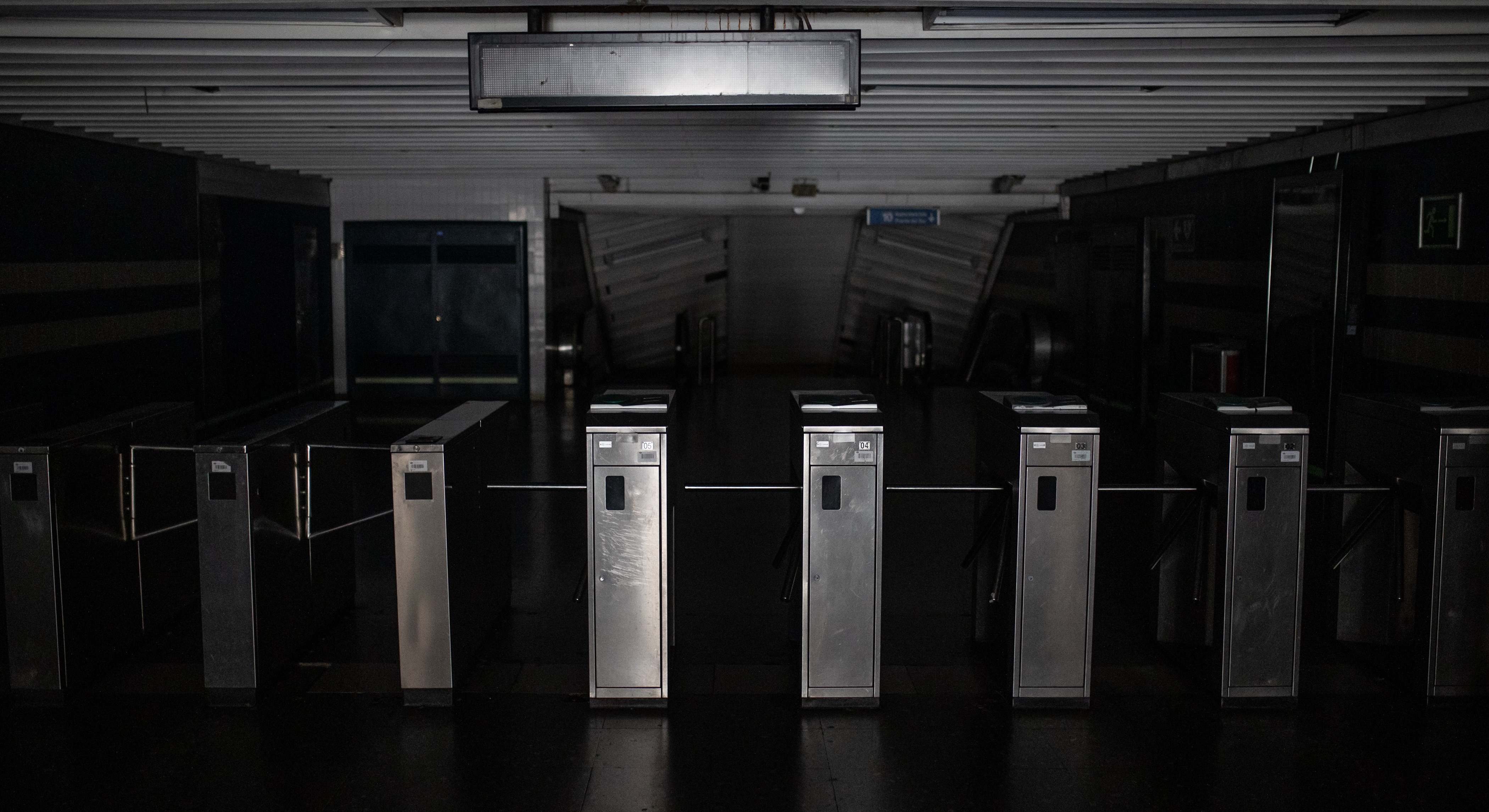Tornos de una estación de Metro de Madrid tras el apagón eléctrico del 28 de abril. / Alejandro Martínez Vélez (Europa Press)