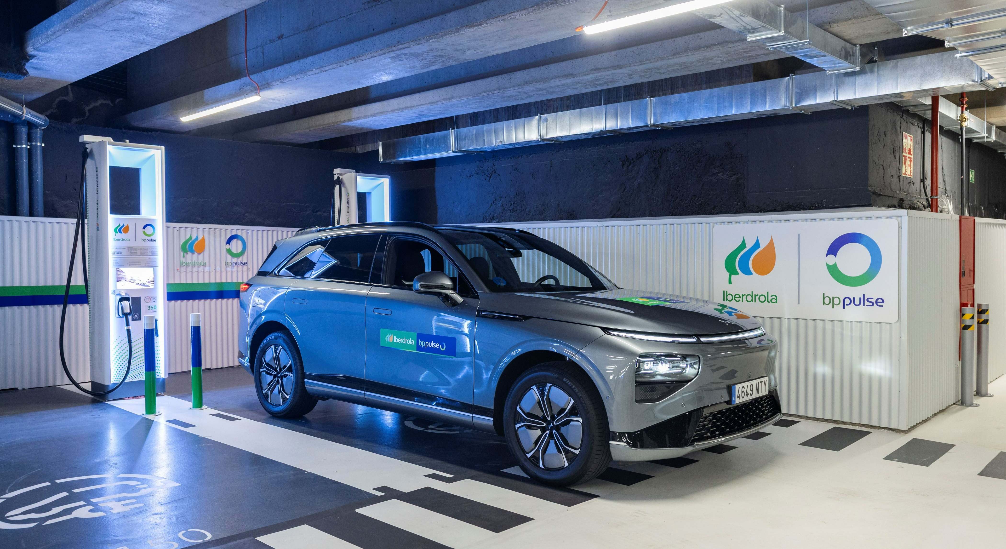 Una plaza de la nueva estación de carga de Iberdrola | bp pulse y Tesla en Nuevos Ministerios | Iberdrola 