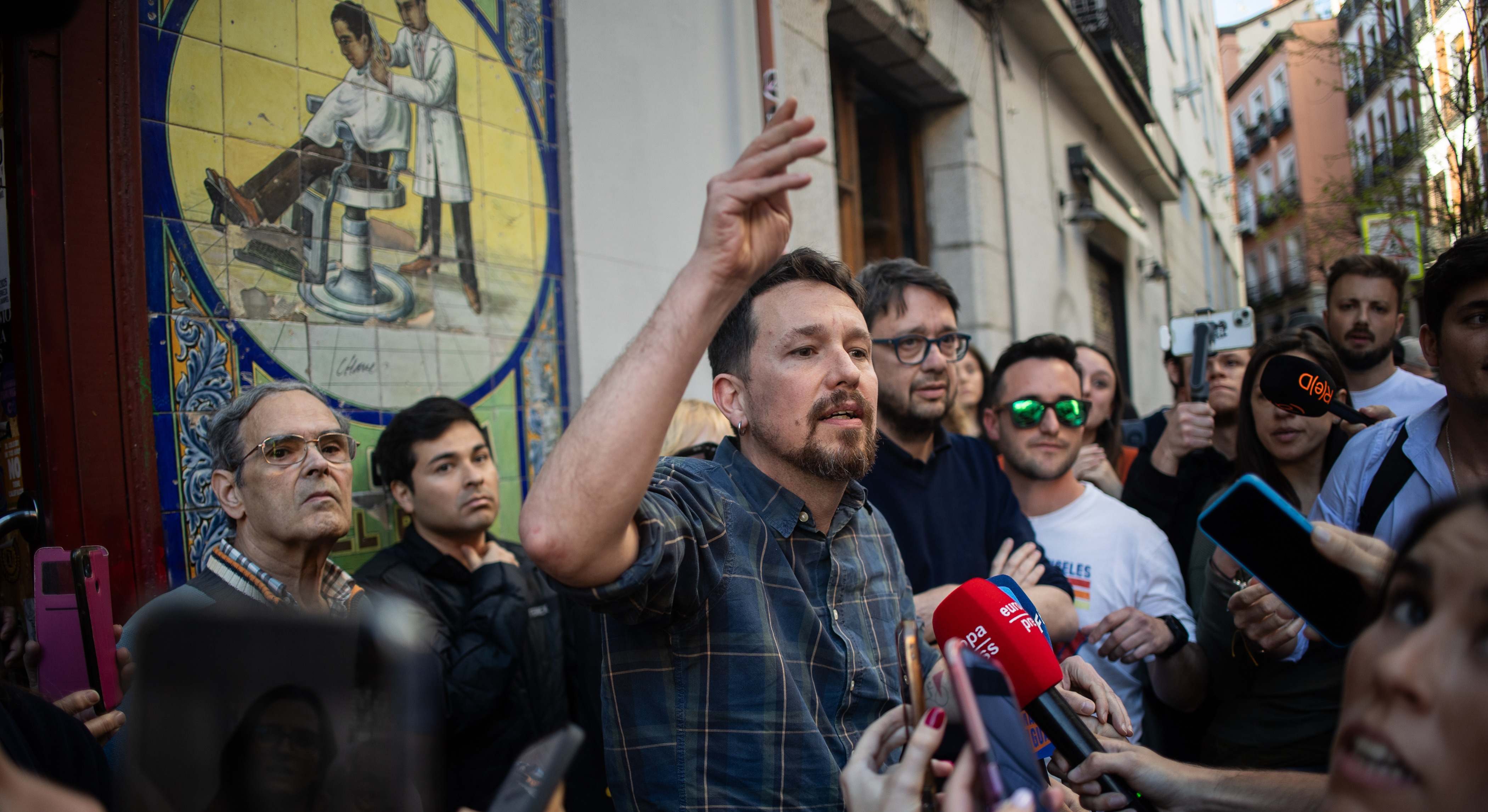 Pablo Iglesias en la puerta de la Taberna Garibaldi.