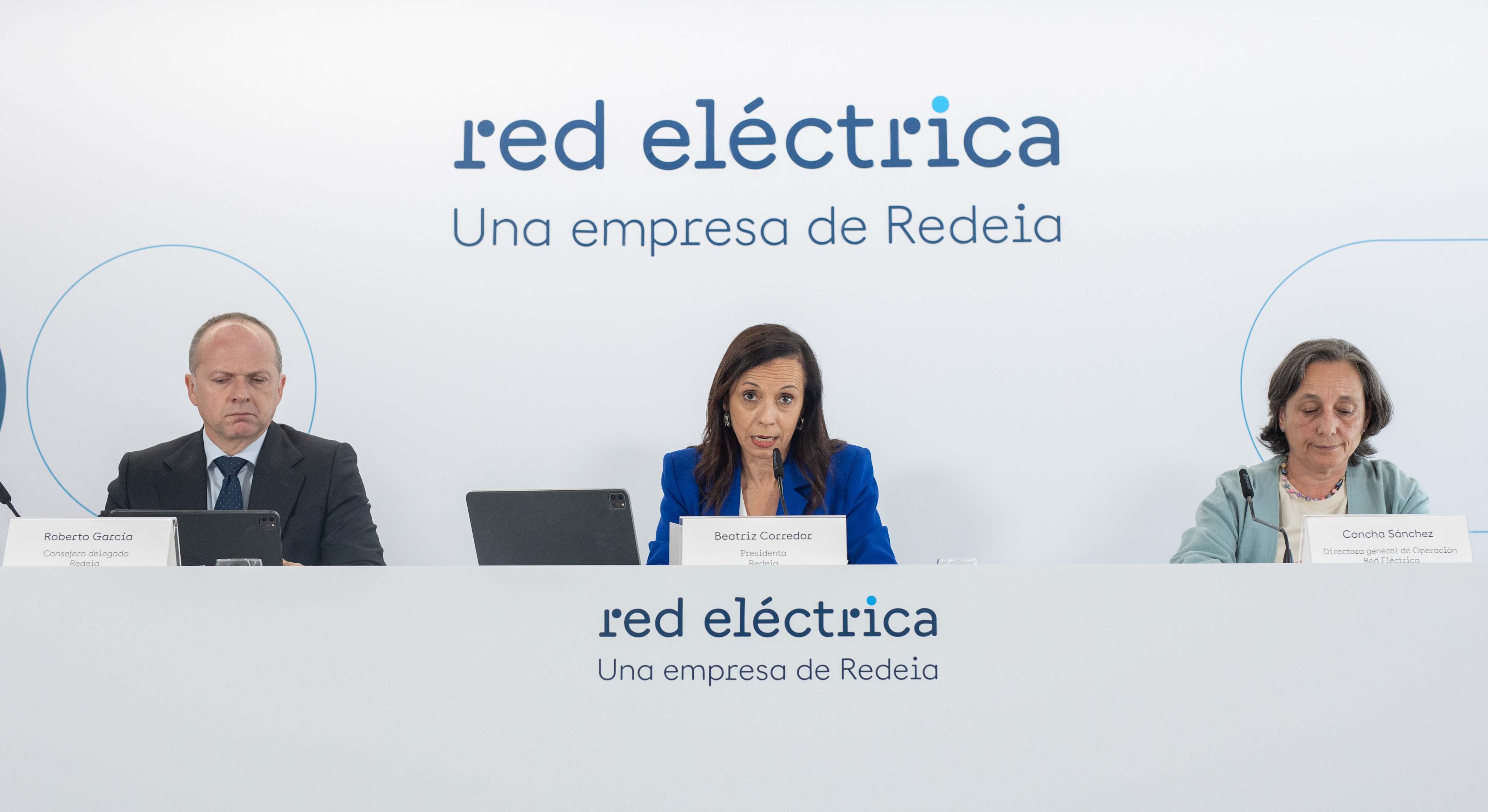 La presidenta no ejecutiva de Redeia, Beatriz Corredor; el CEO de Redeia, Roberto García Merino, y la directora general de Operación de Red Eléctrica, Concha Sánchez,