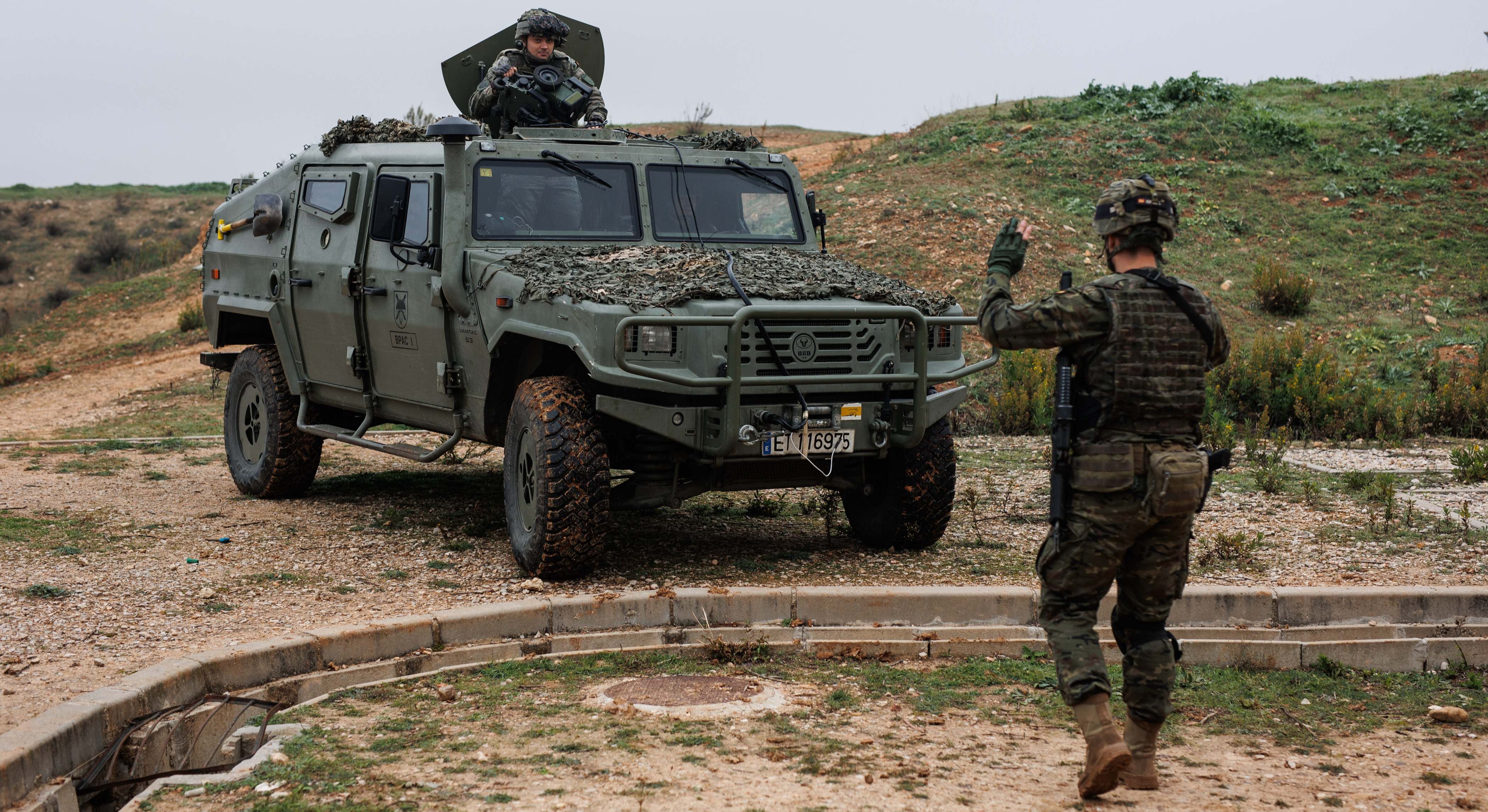 Un militar realiza una demostración
