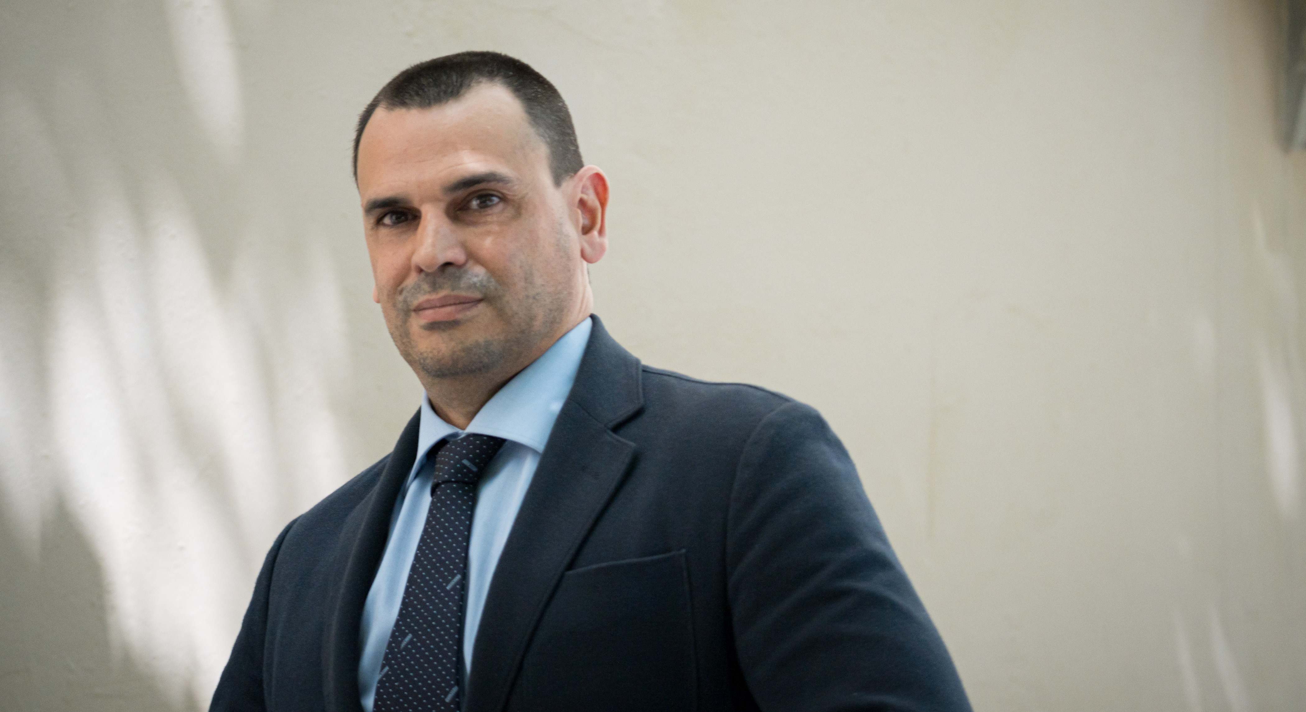 González Amador.