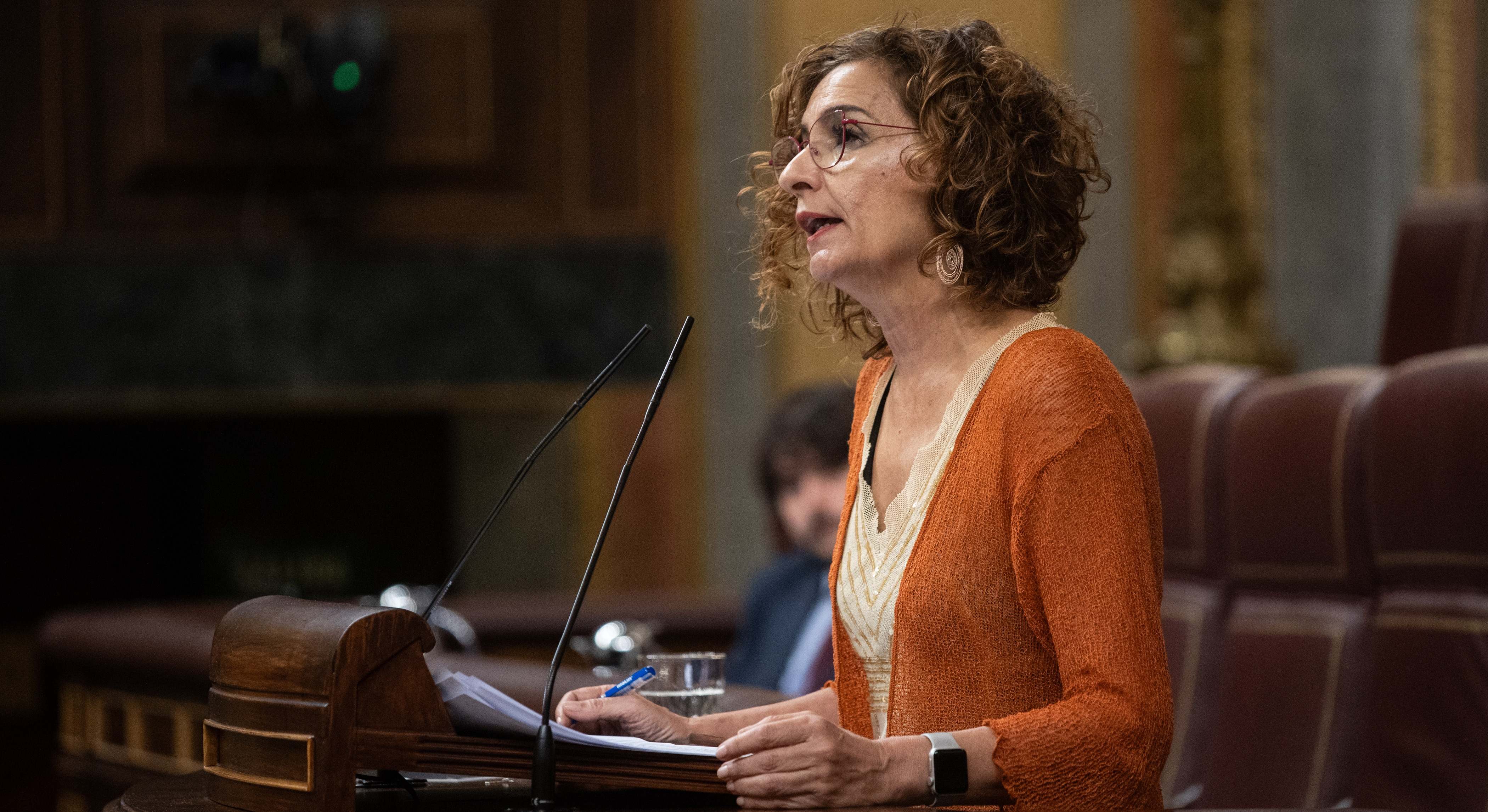 La vicepresidenta primera y ministra de Hacienda, María Jesús Montero, interviene en el Congreso de los Diputados. A su lado el Presidente del Gobierno, Pedro Sánchez