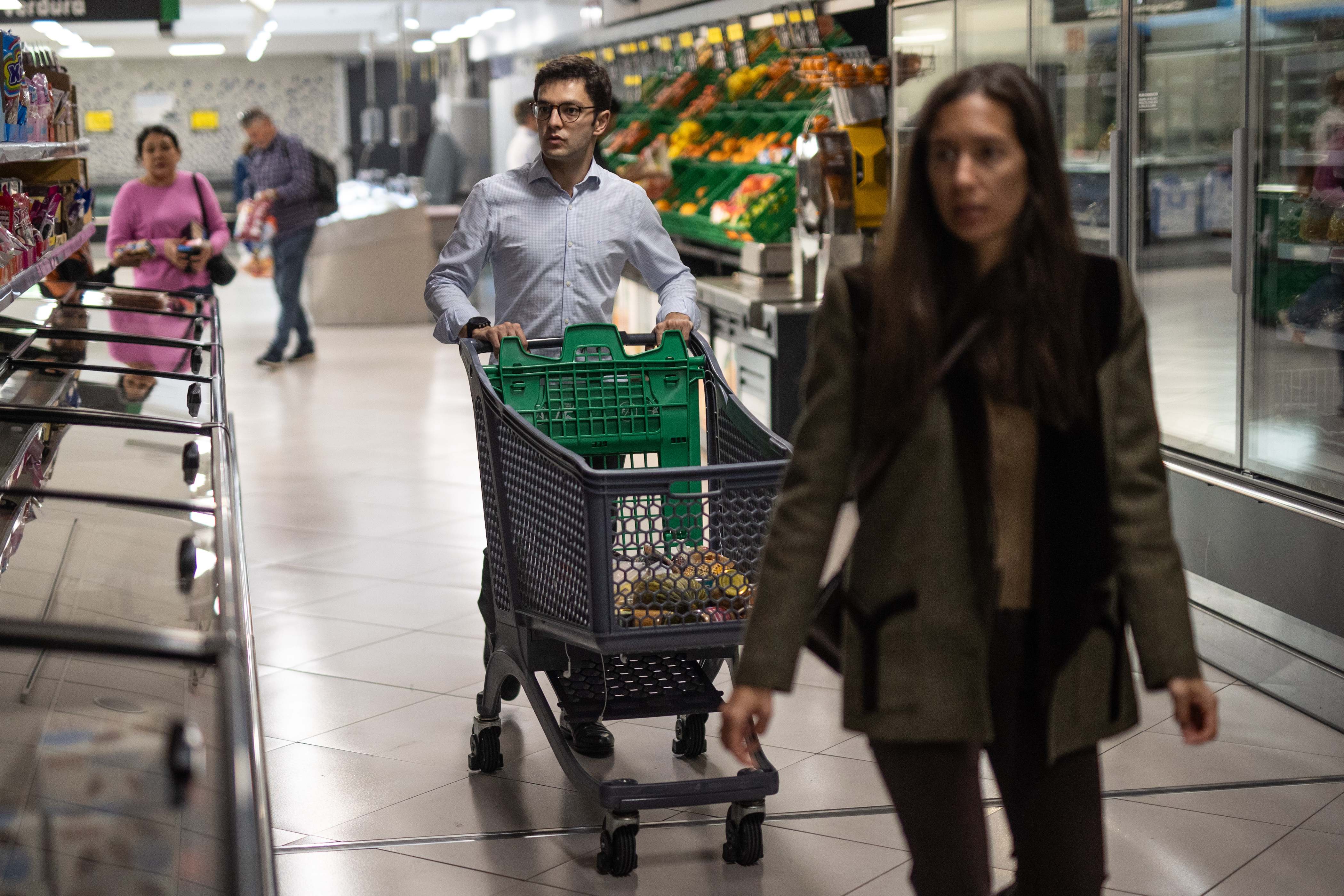 Gente comprando en un supermercado. Foto: Europa Press
