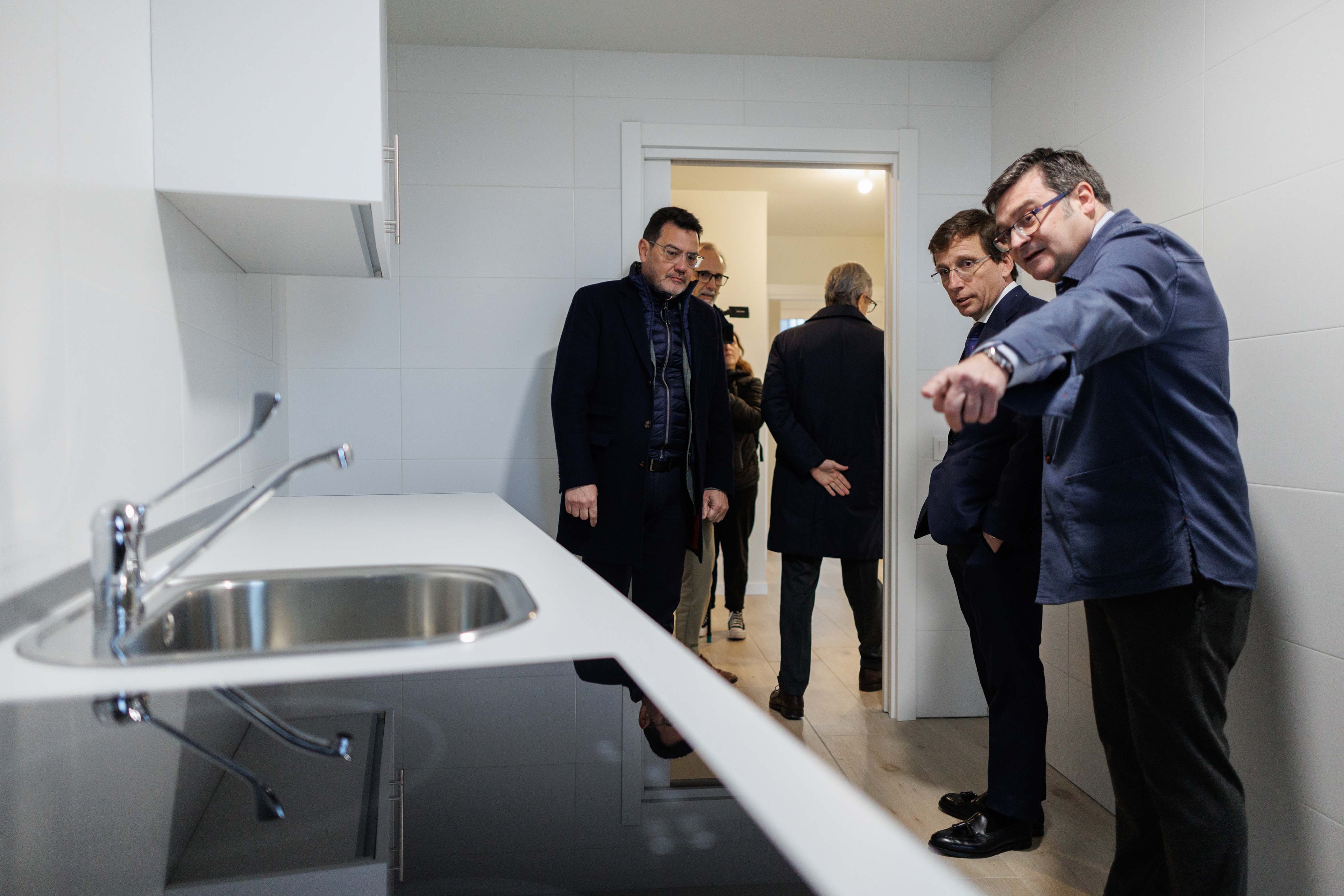 José Luis Martínez-Almeida, alcalde de Madrid, visitando un piso de la EMVS de alquiler asequible