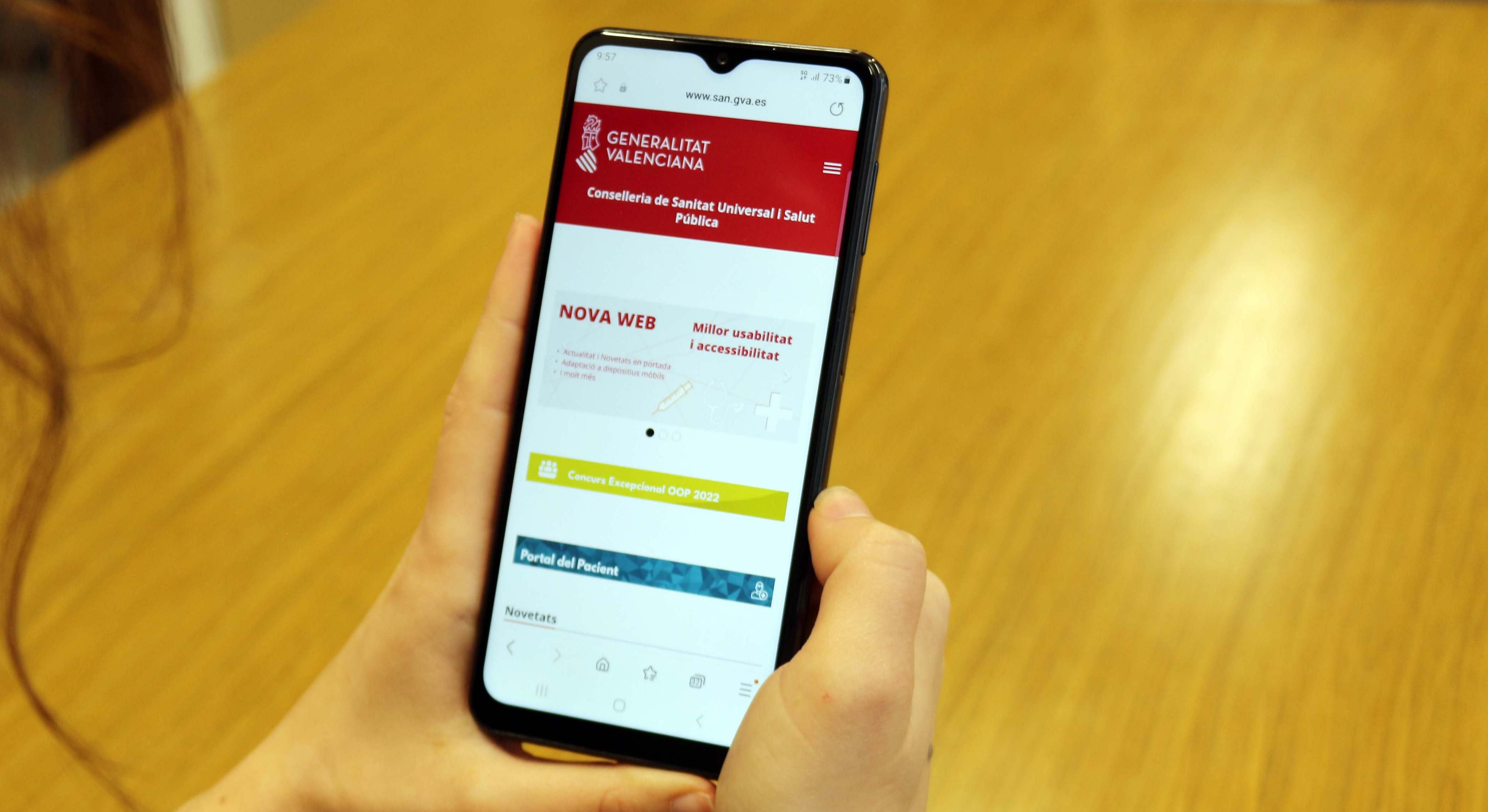 Un móvil conectado a la web de la Conselleria de Sanidad.