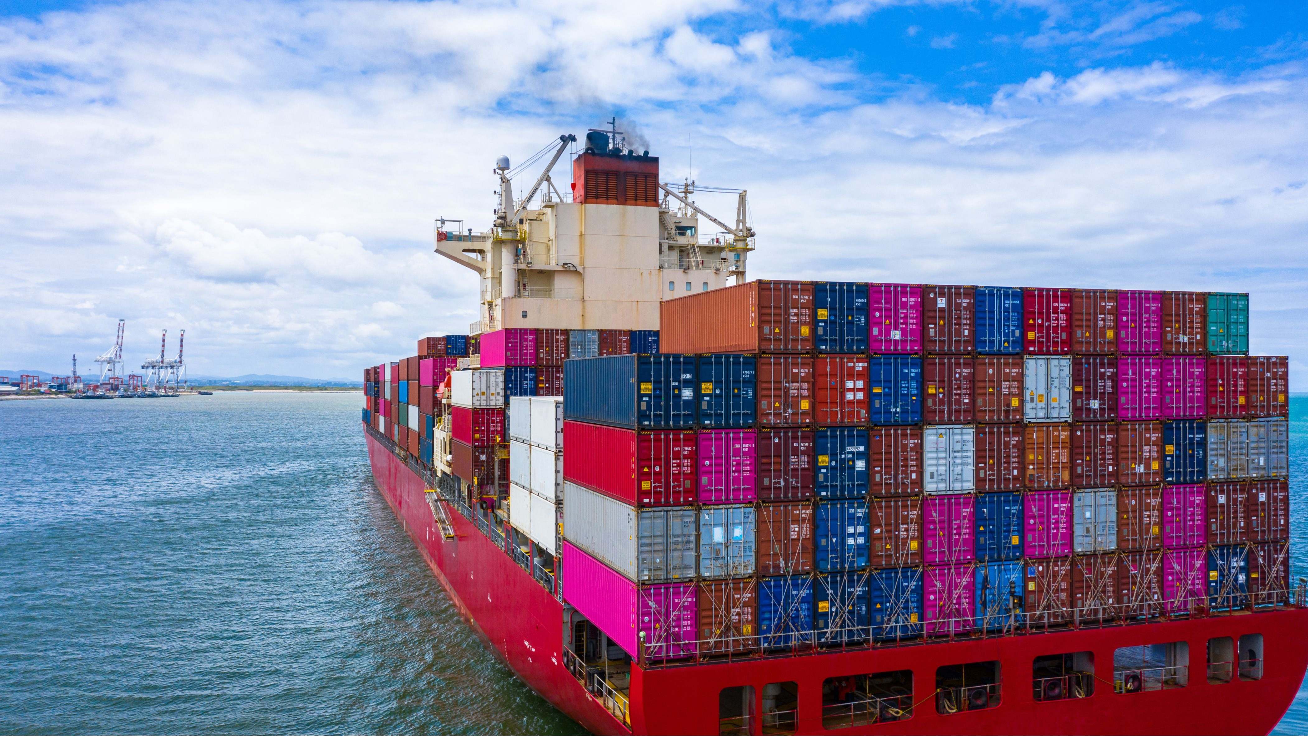 Vista de un barco mercante cargado de contenedores