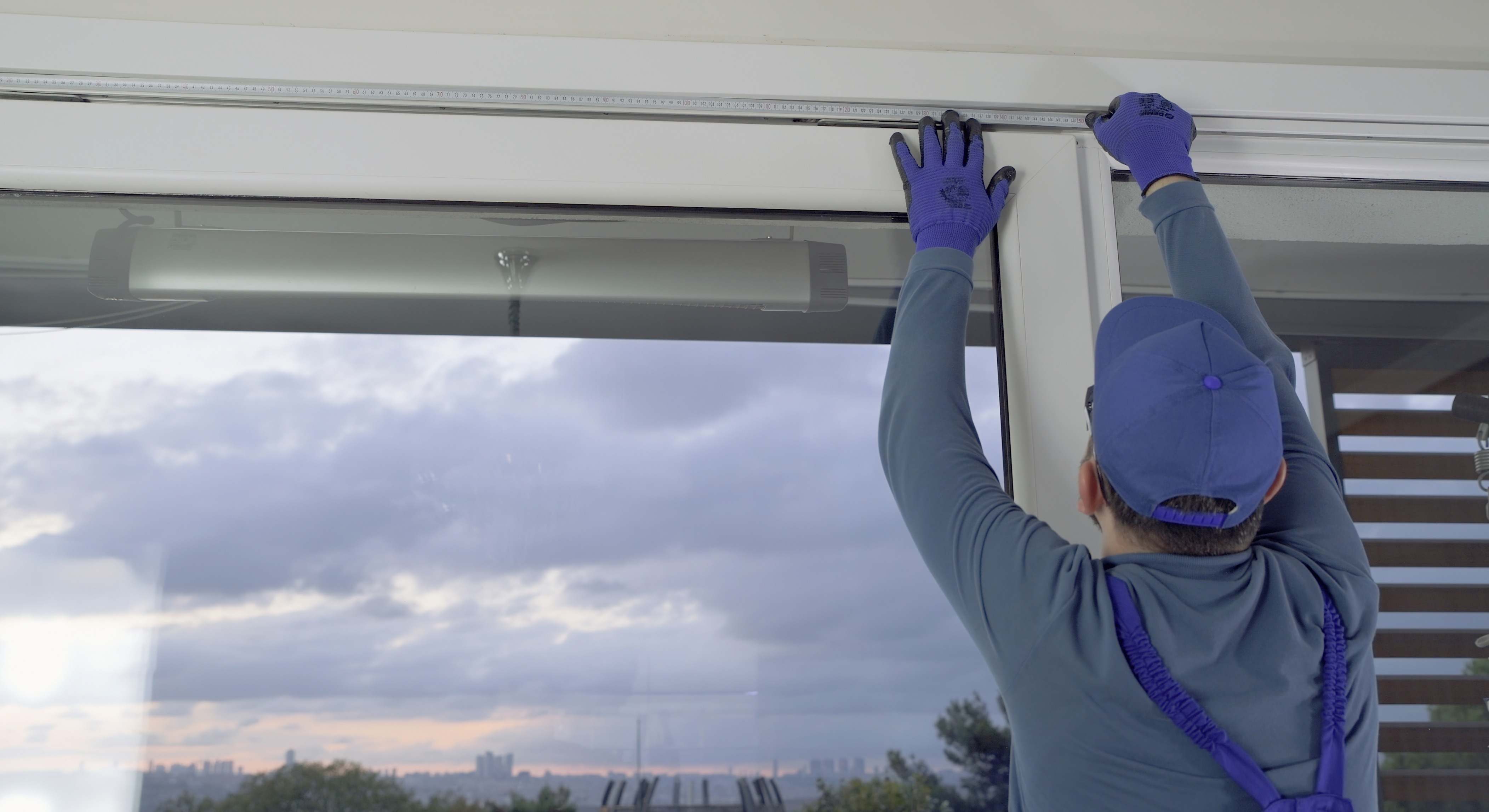 Un técnico arregla la persiana de una vivienda. / Foto: iStock