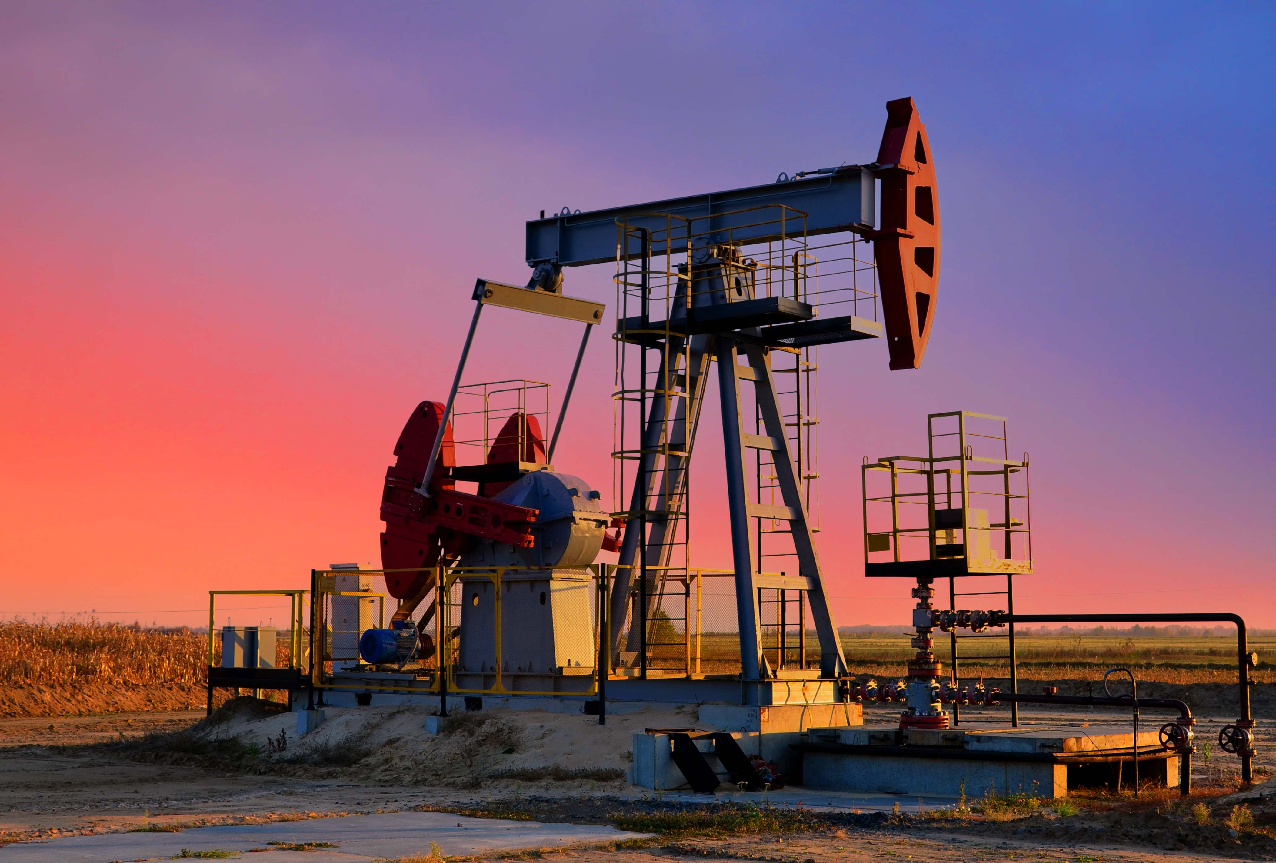 Un pozo petrolero en un atardecer