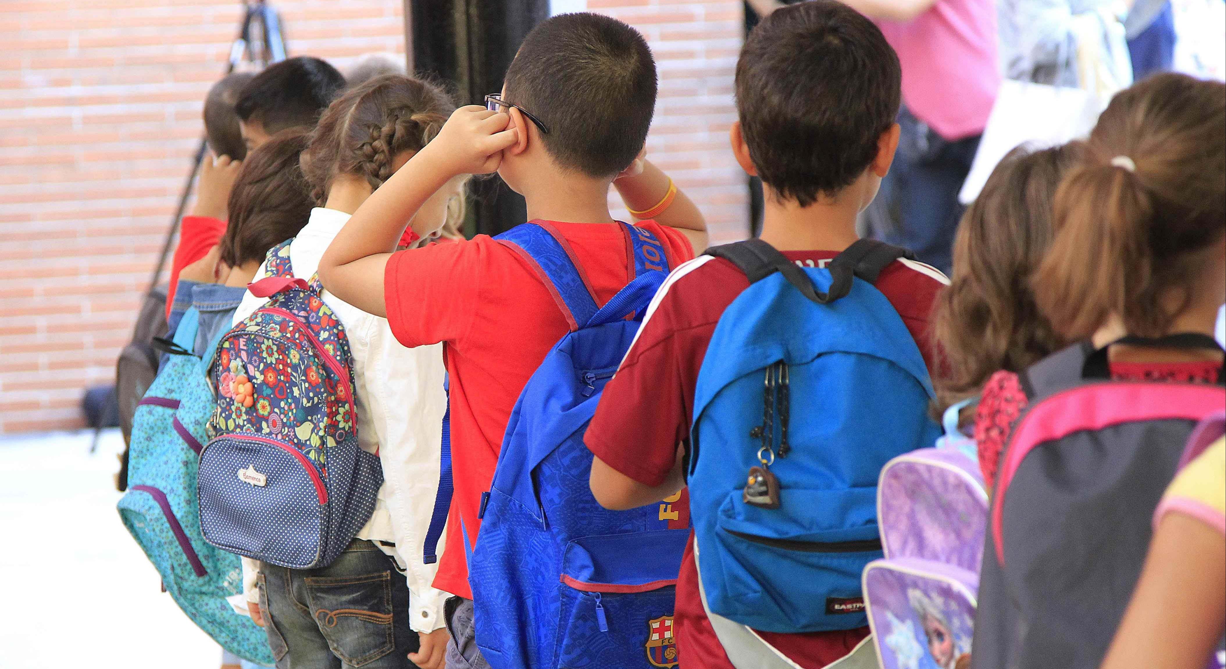 Varios niños a la entrada de un colegio