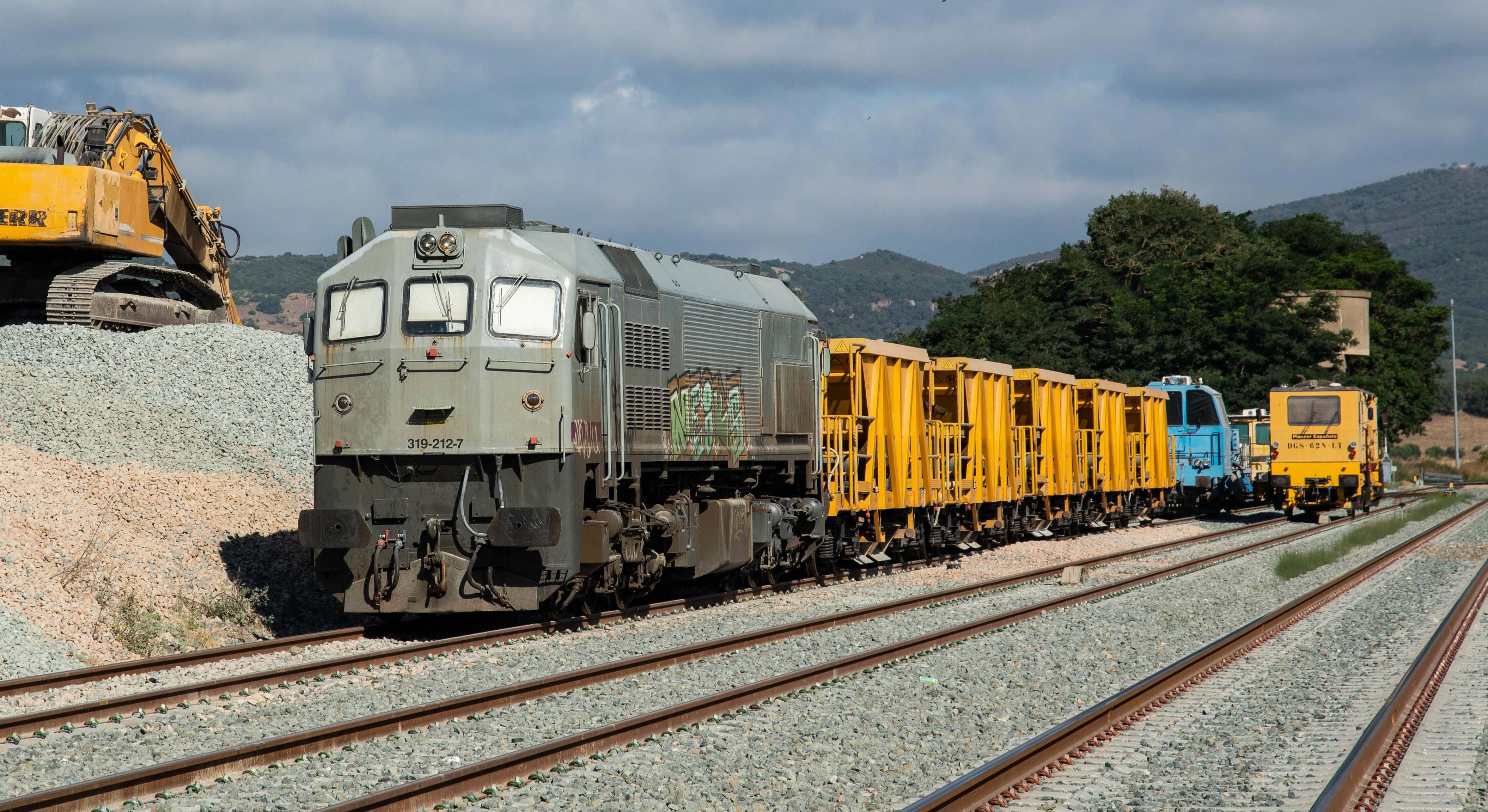 Locomotora 319 de Renfe Alquiler alquilada para una obra en Castellar de la Frontera. / Cesare Sapienza