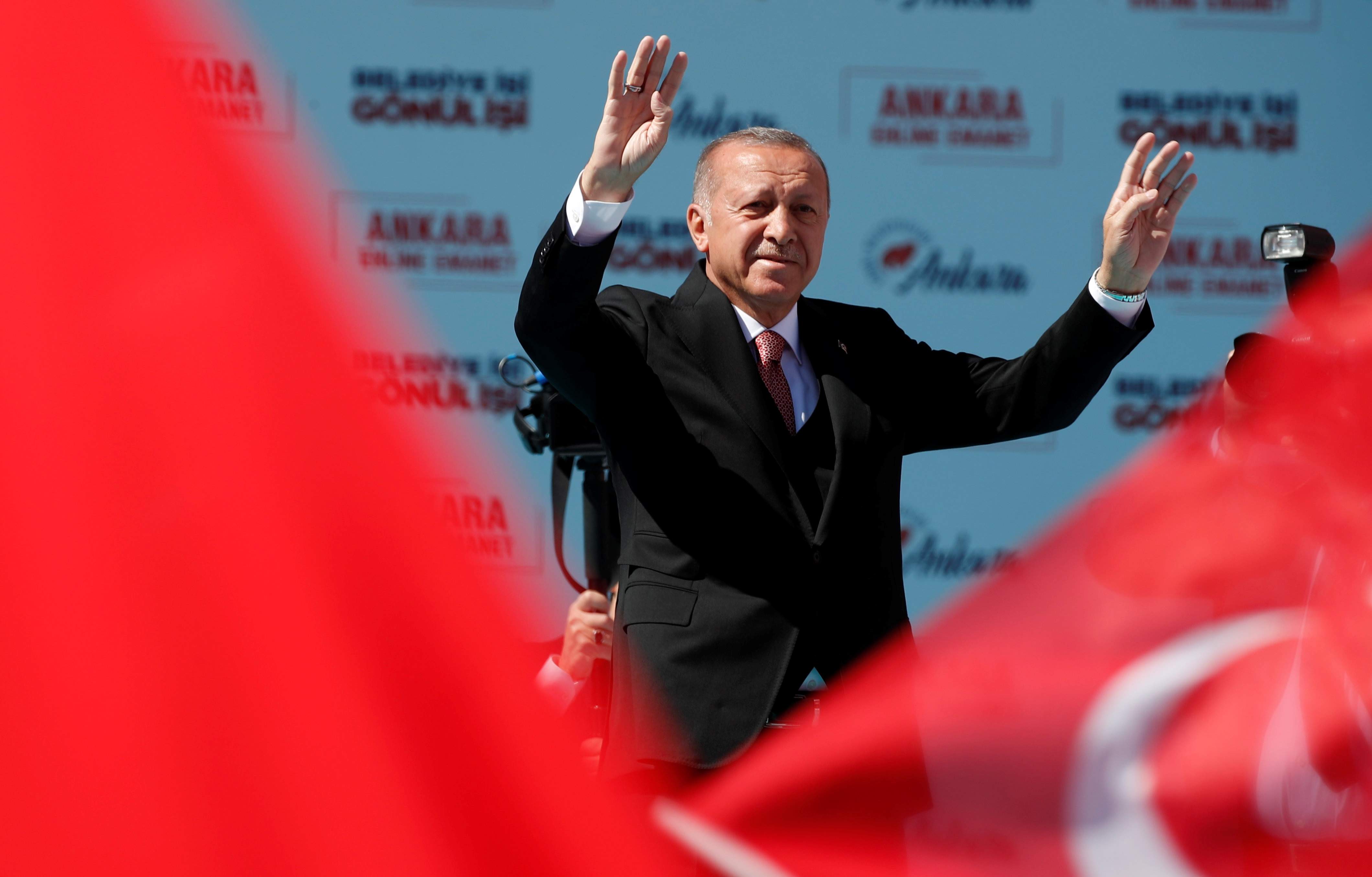 erdogan-manos-banderas.jpg