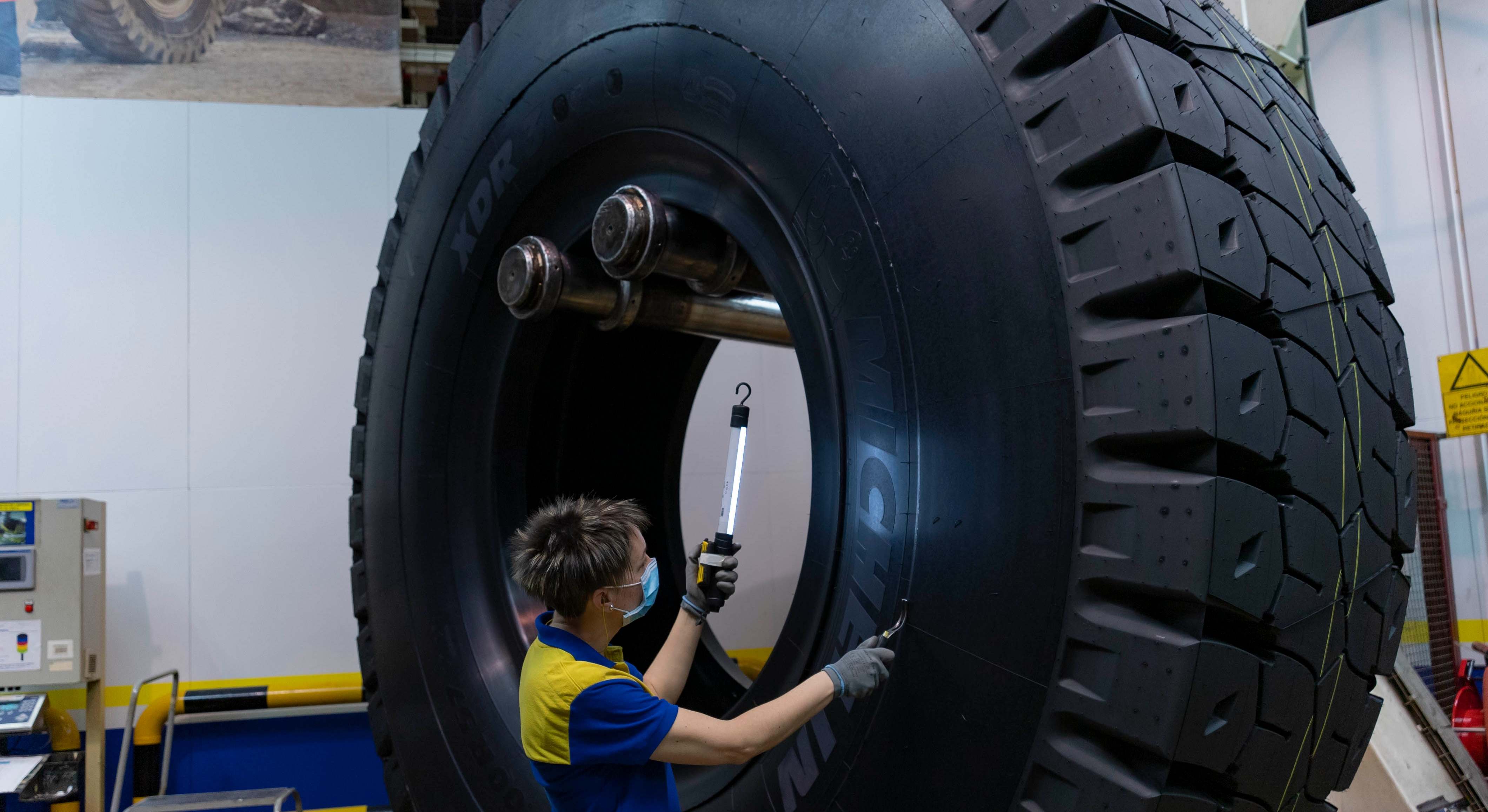 Michelin trabajador en planta.