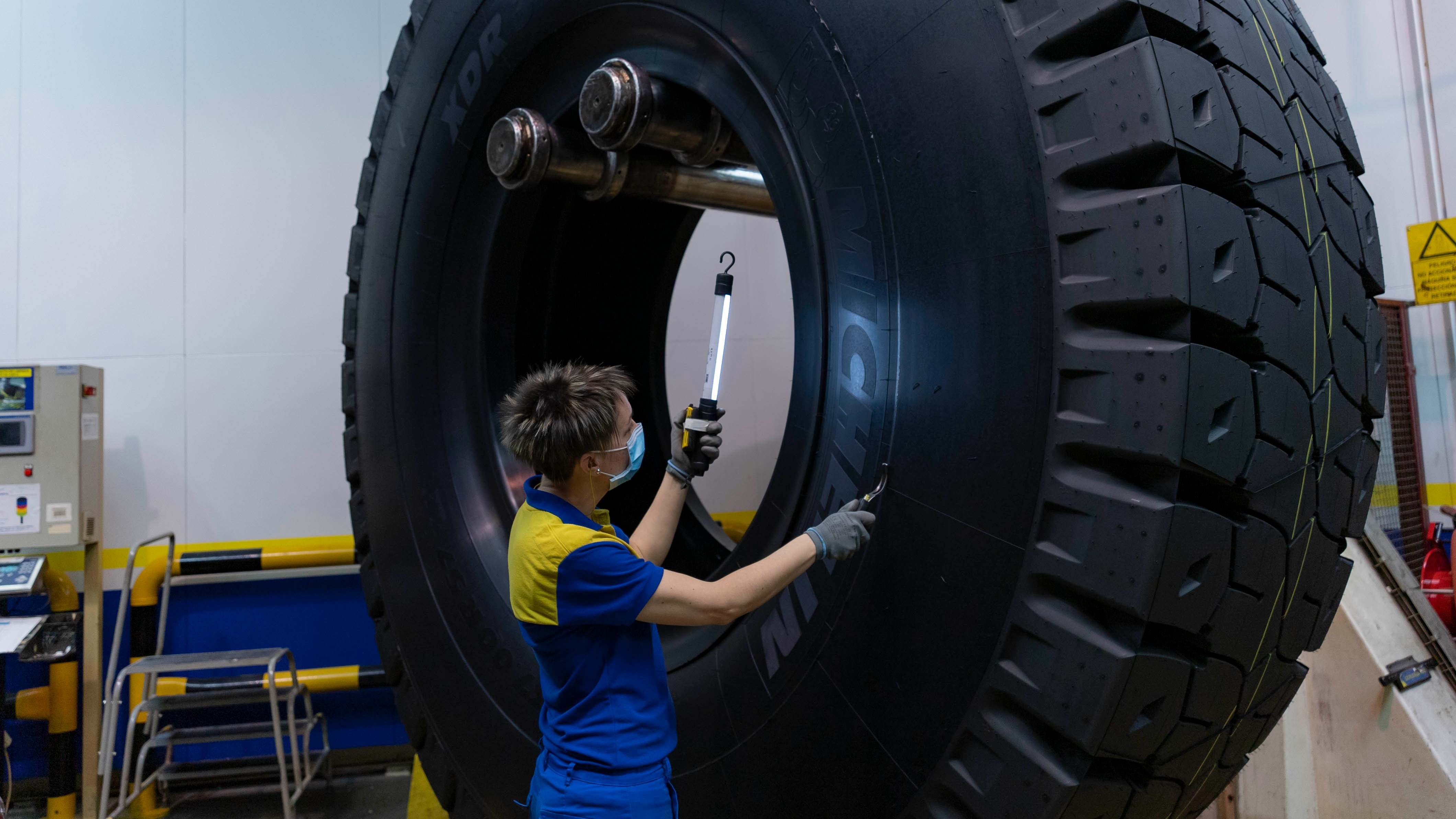 Trabajadora, en una planta de Michelin.