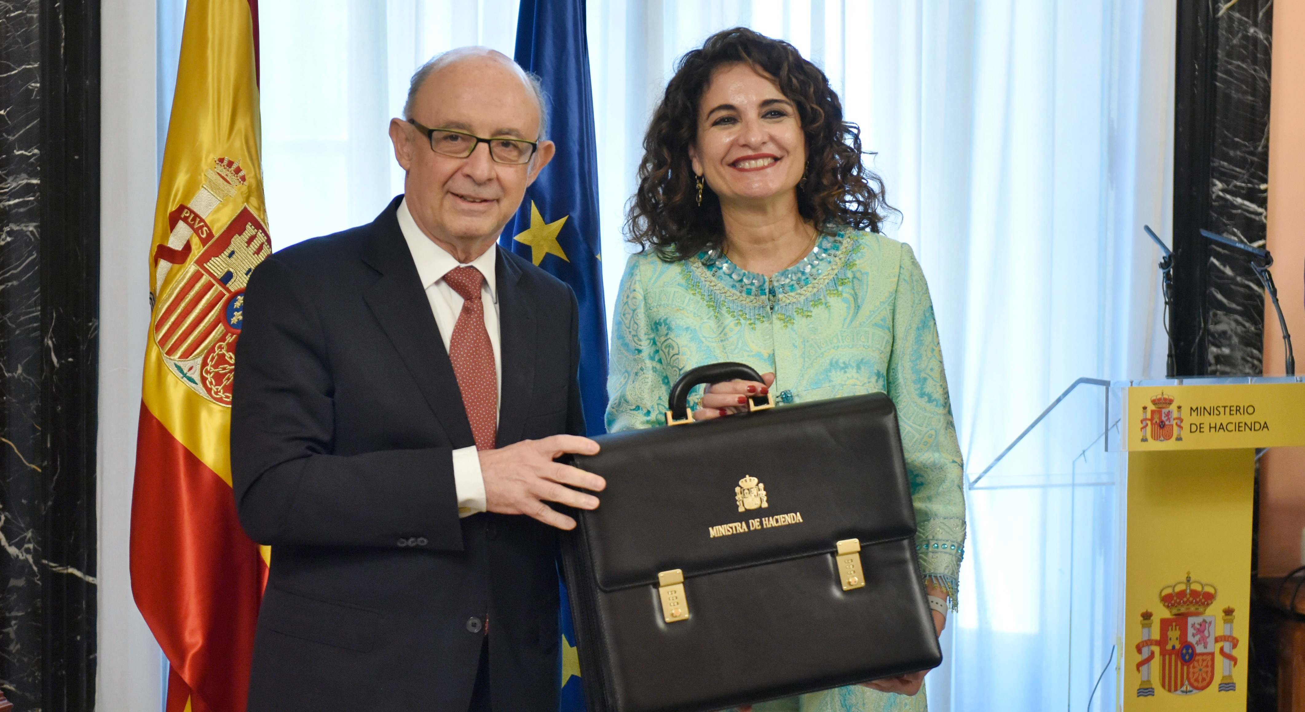 Cristóbal Montoro traspasa la cartera de Hacienda a María Jesús Montero.