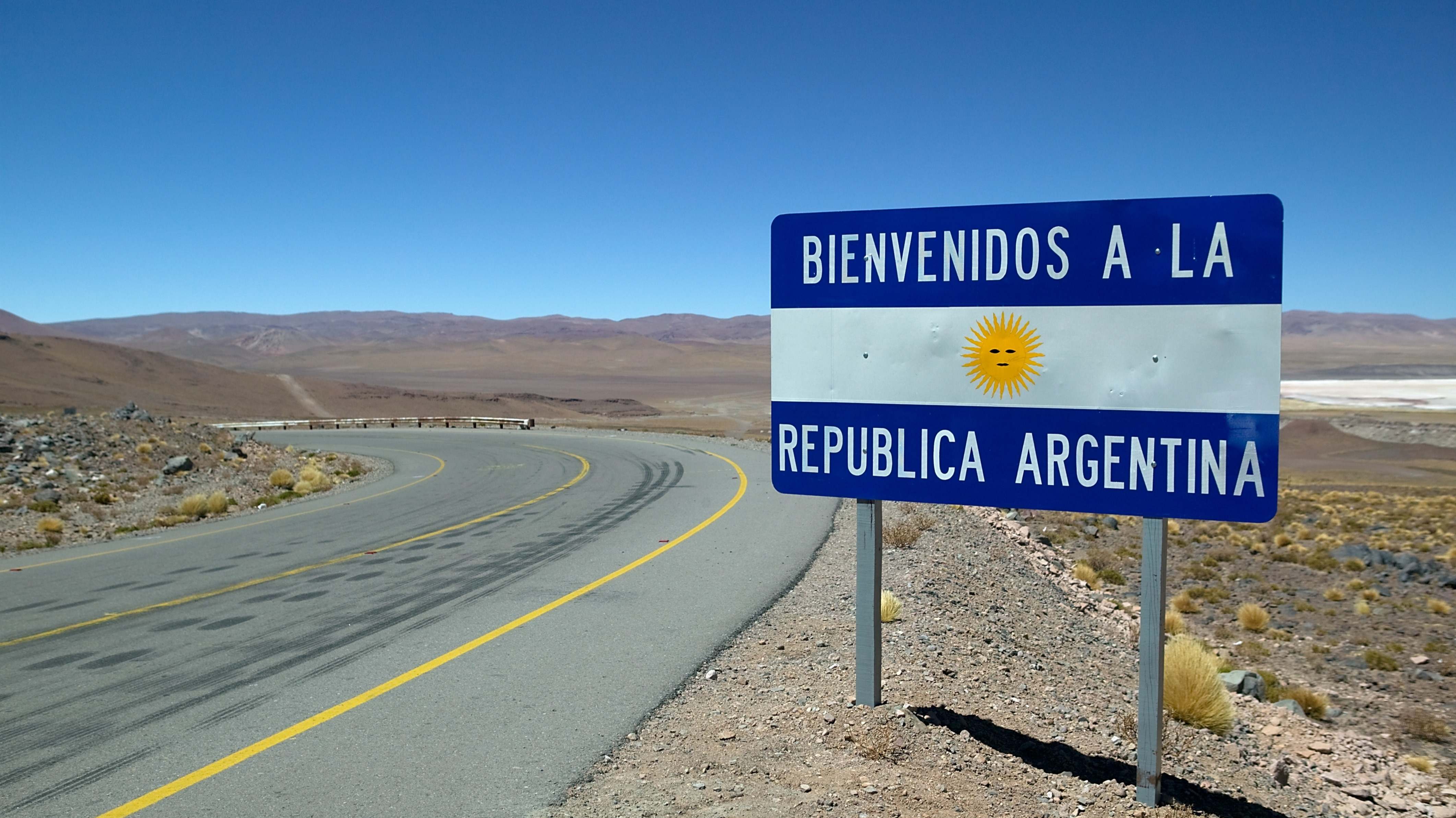 Un cartel da la bienvenida a la República Argentina