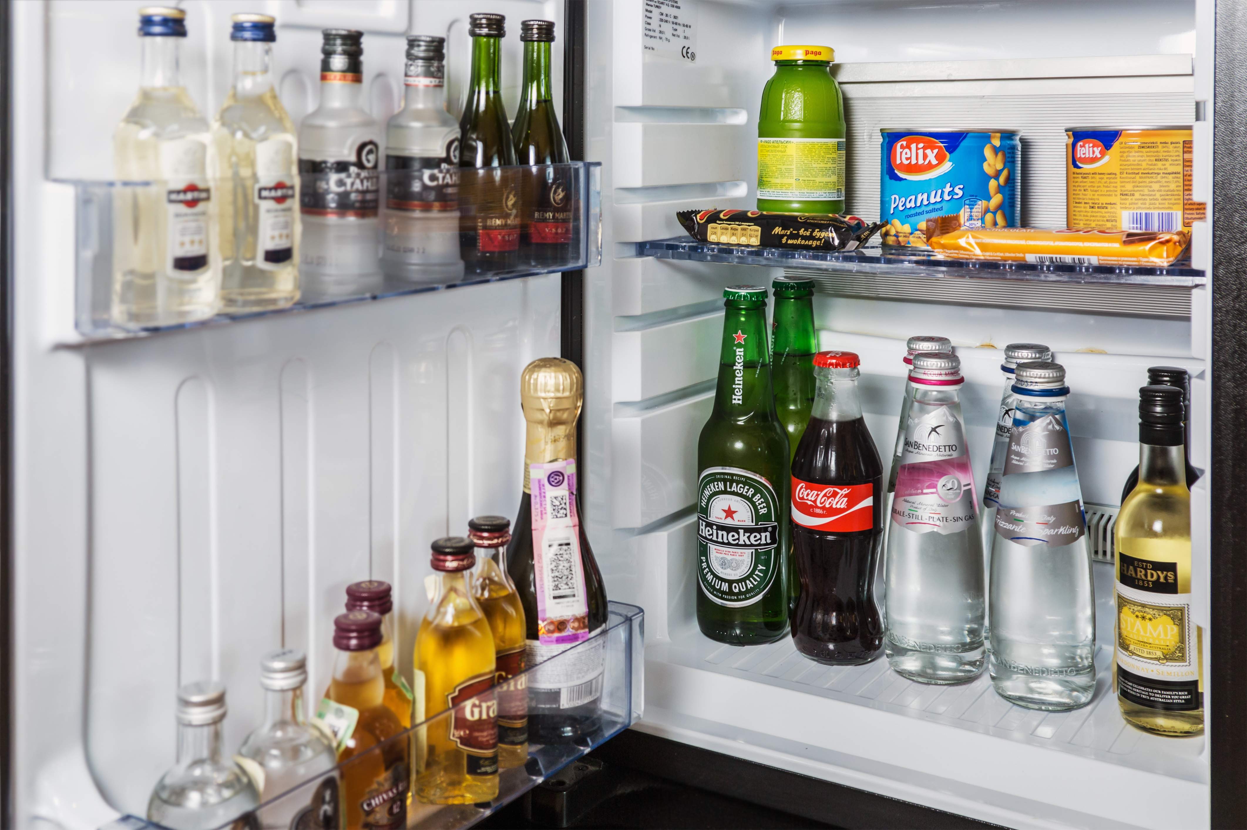minibar-hotel-dreamstime.jpg