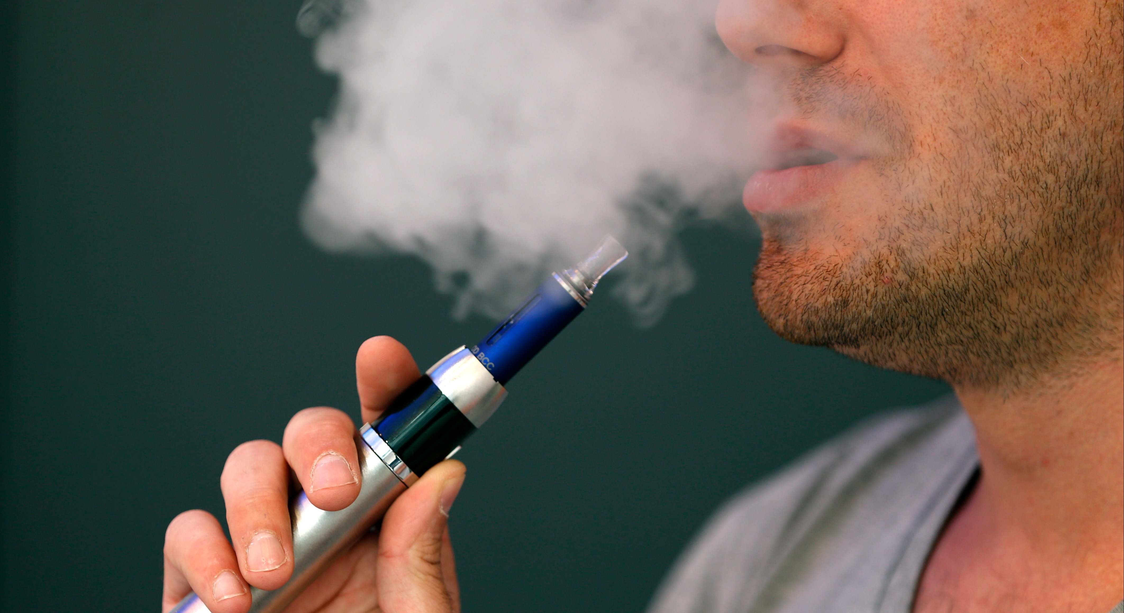 Un hombre fuma un cigarro electrónico