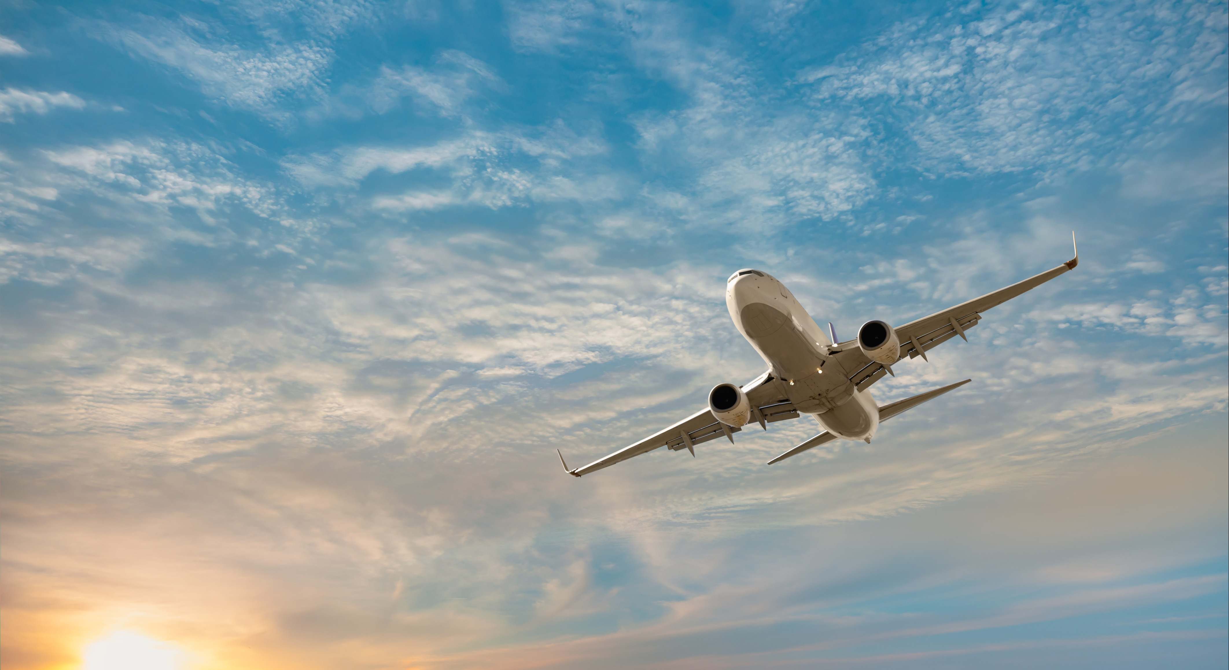 Un avión en pleno vuelo realiza una ruta aérea. / Foto: iStock
