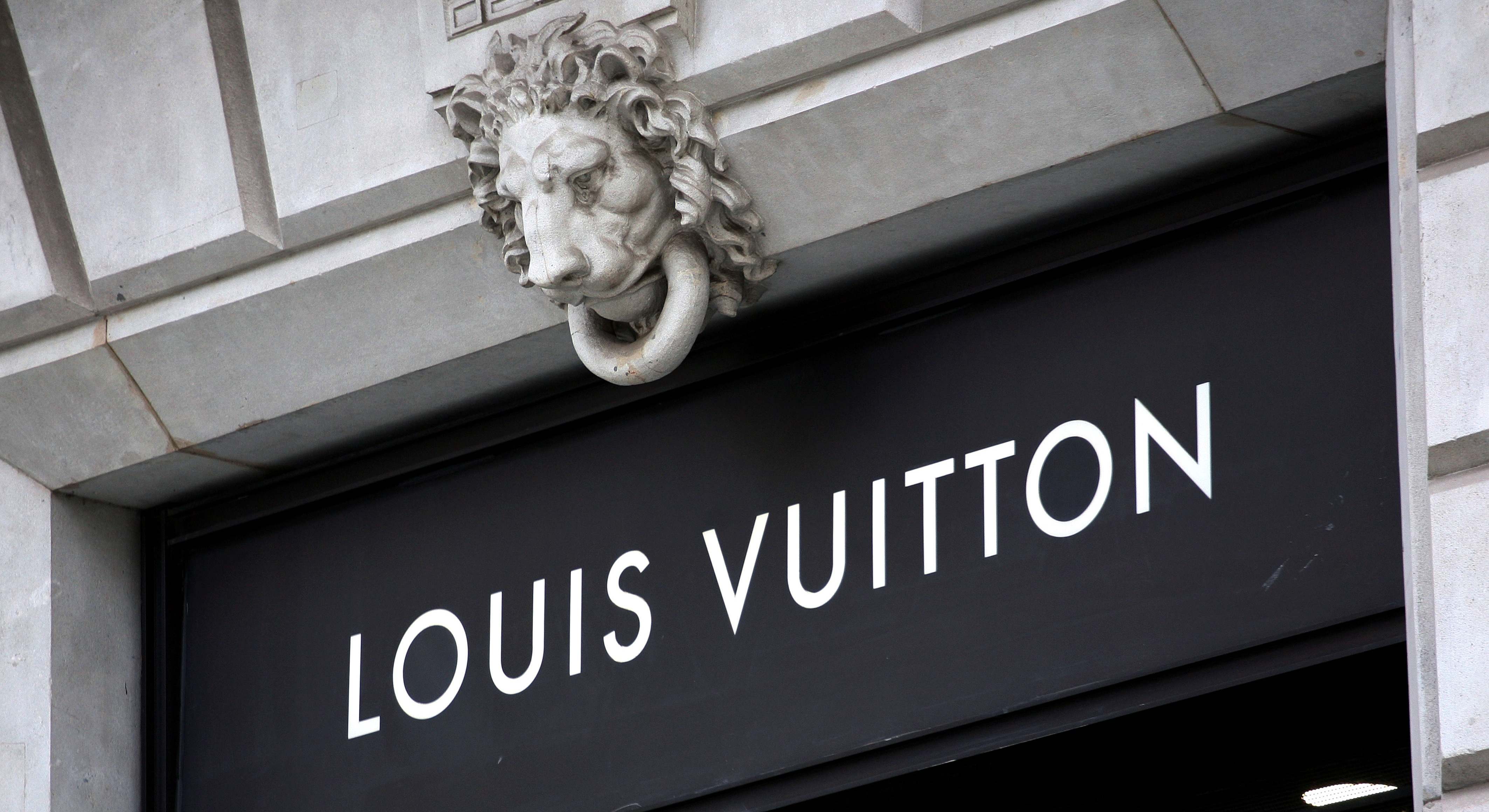 Fachada de una tienda de Louis Vuitton