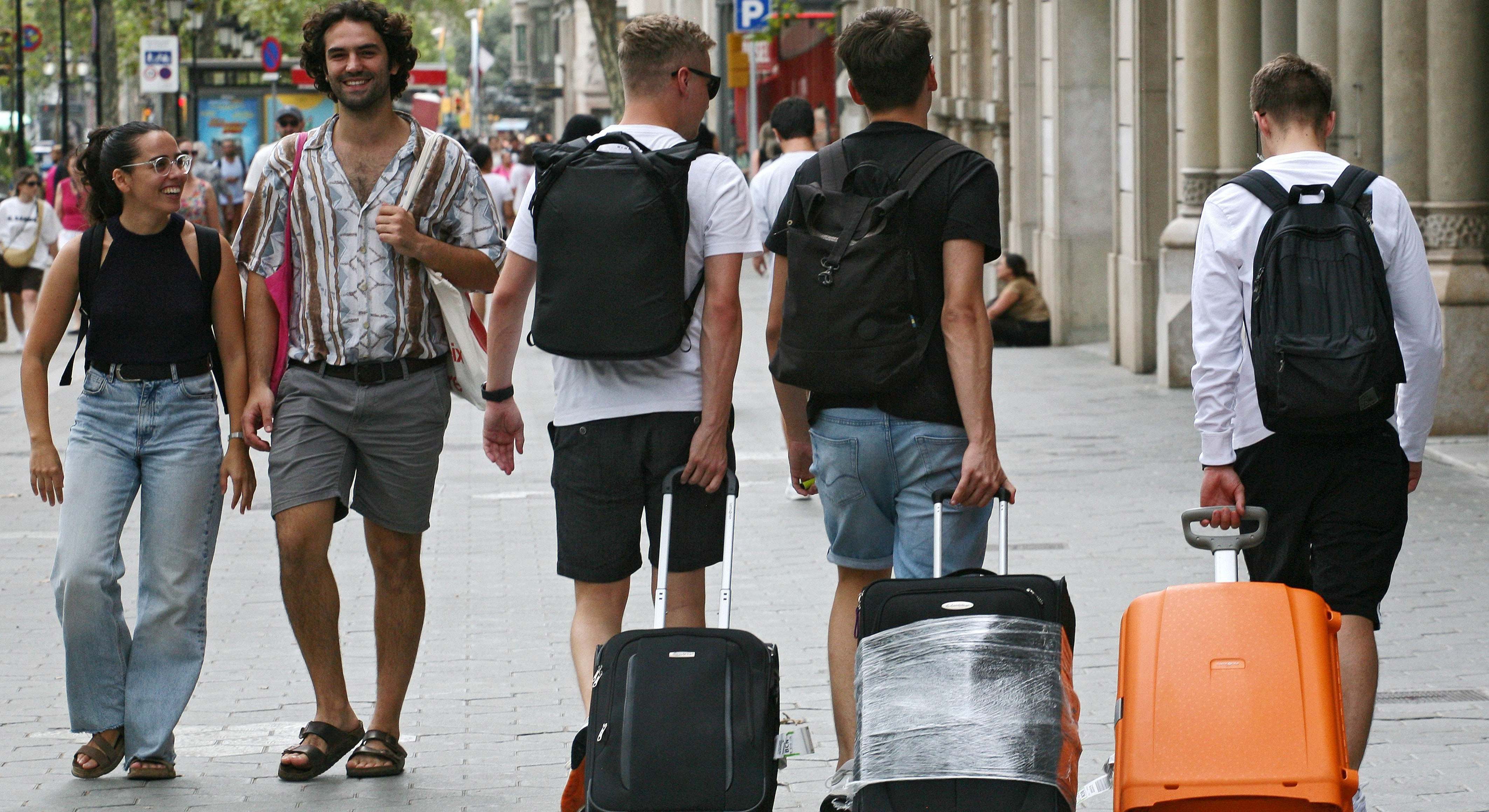 La llegada masiva de turistas genera conflictos entre la economía y el bienestar de los residentes